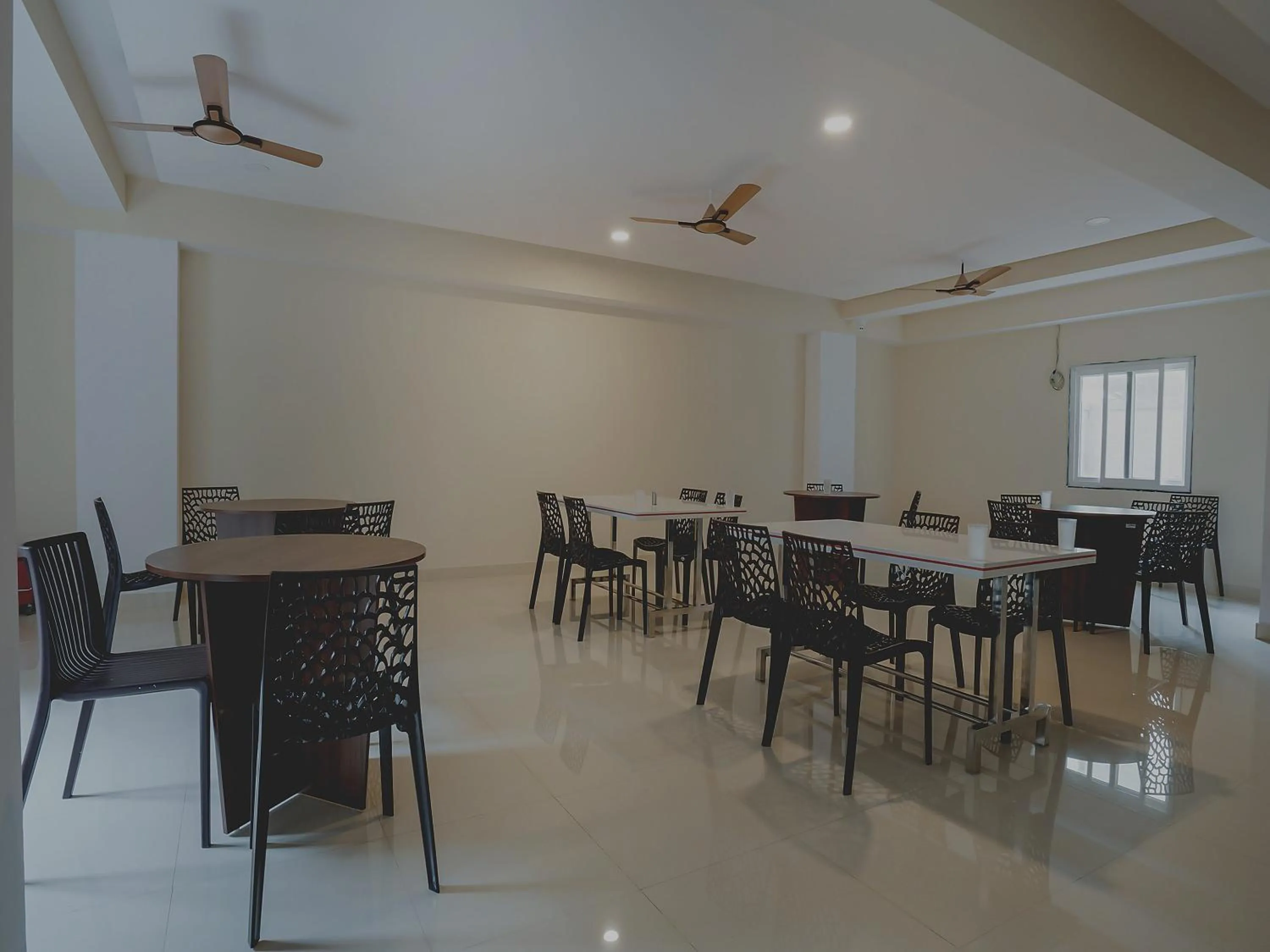 Restaurant/places to eat in Super Hotel O Gokul Grand Near SR Nagar Police Station