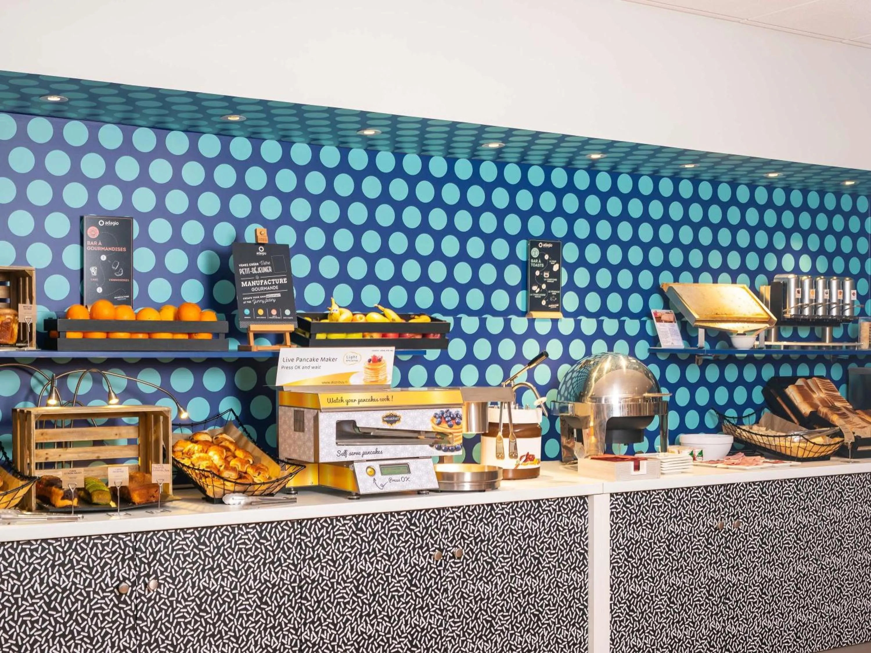 Breakfast in Aparthotel Adagio Val d'Europe près de Disneyland Paris