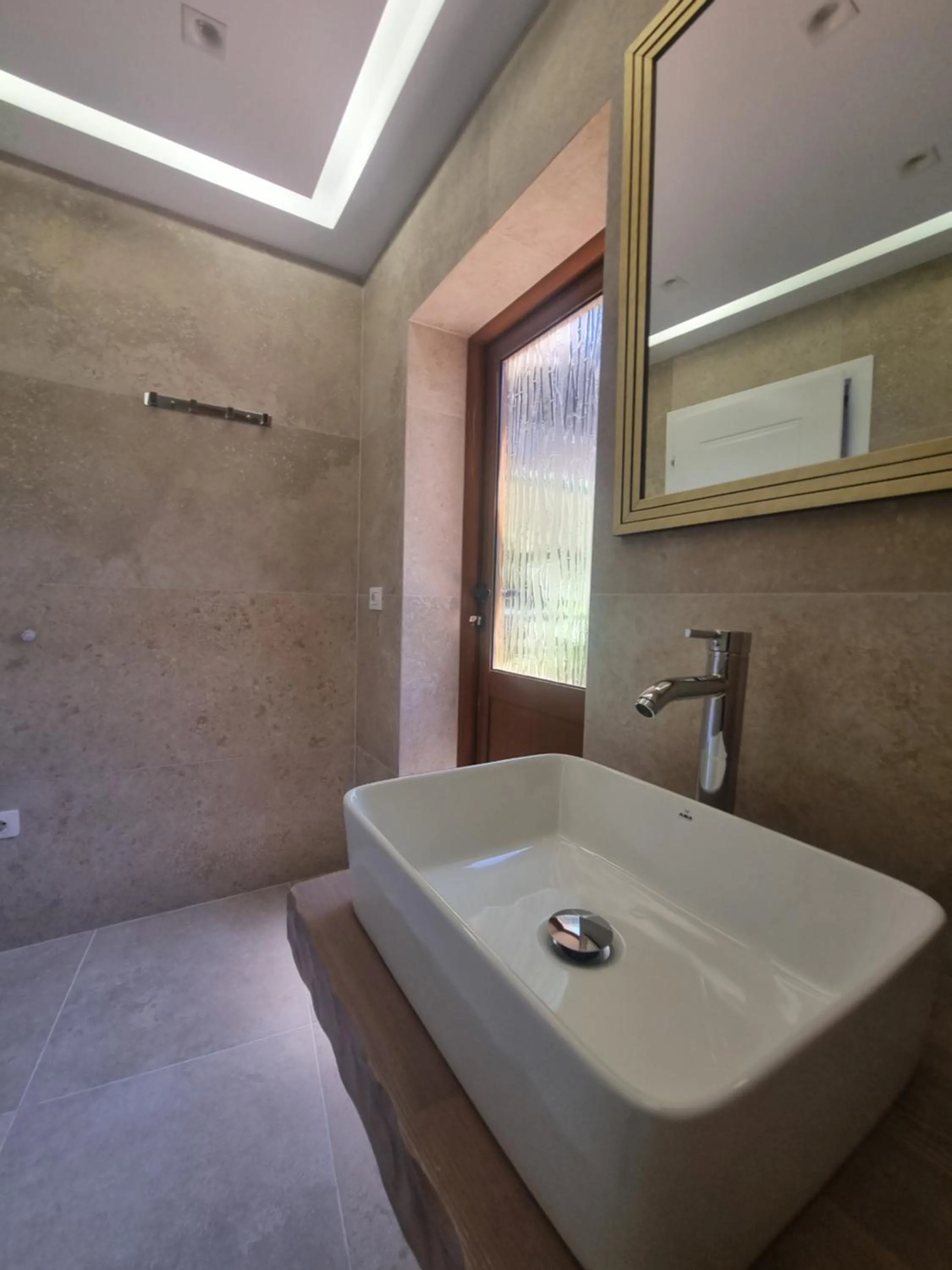 Shower in HOTEL VILA TWIX