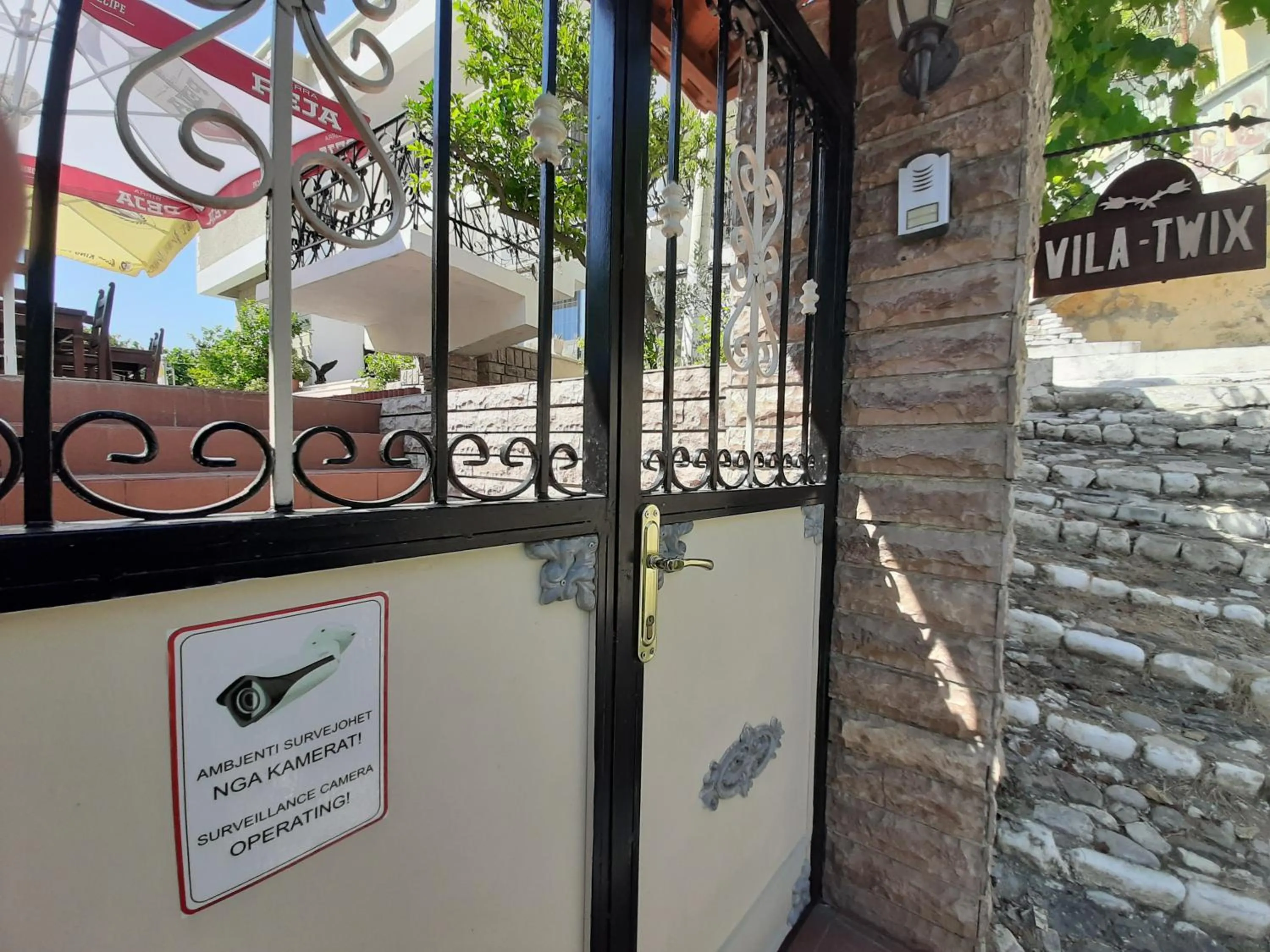 Facade/entrance in HOTEL VILA TWIX