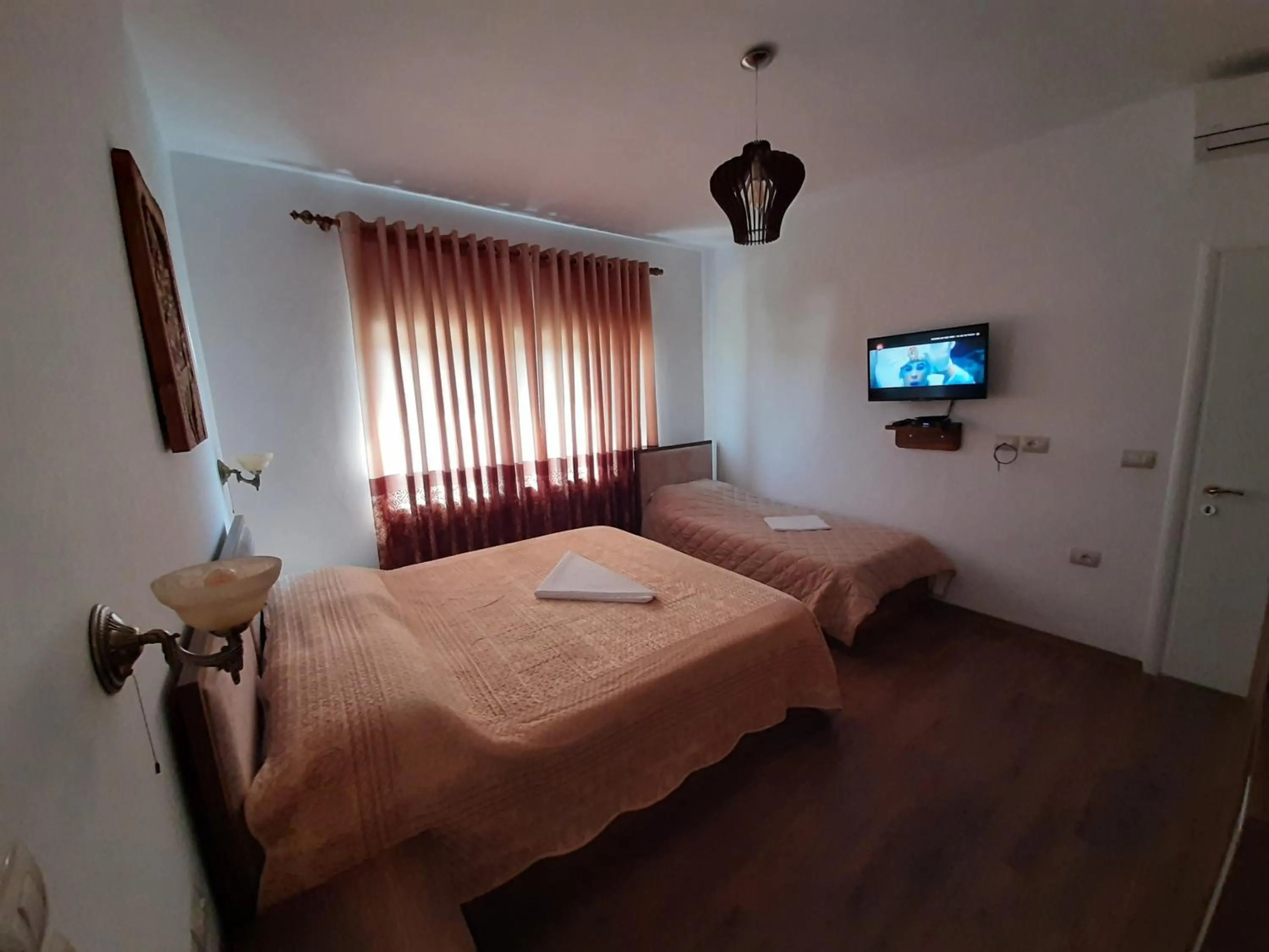 Communal lounge/ TV room, Bed in HOTEL VILA TWIX