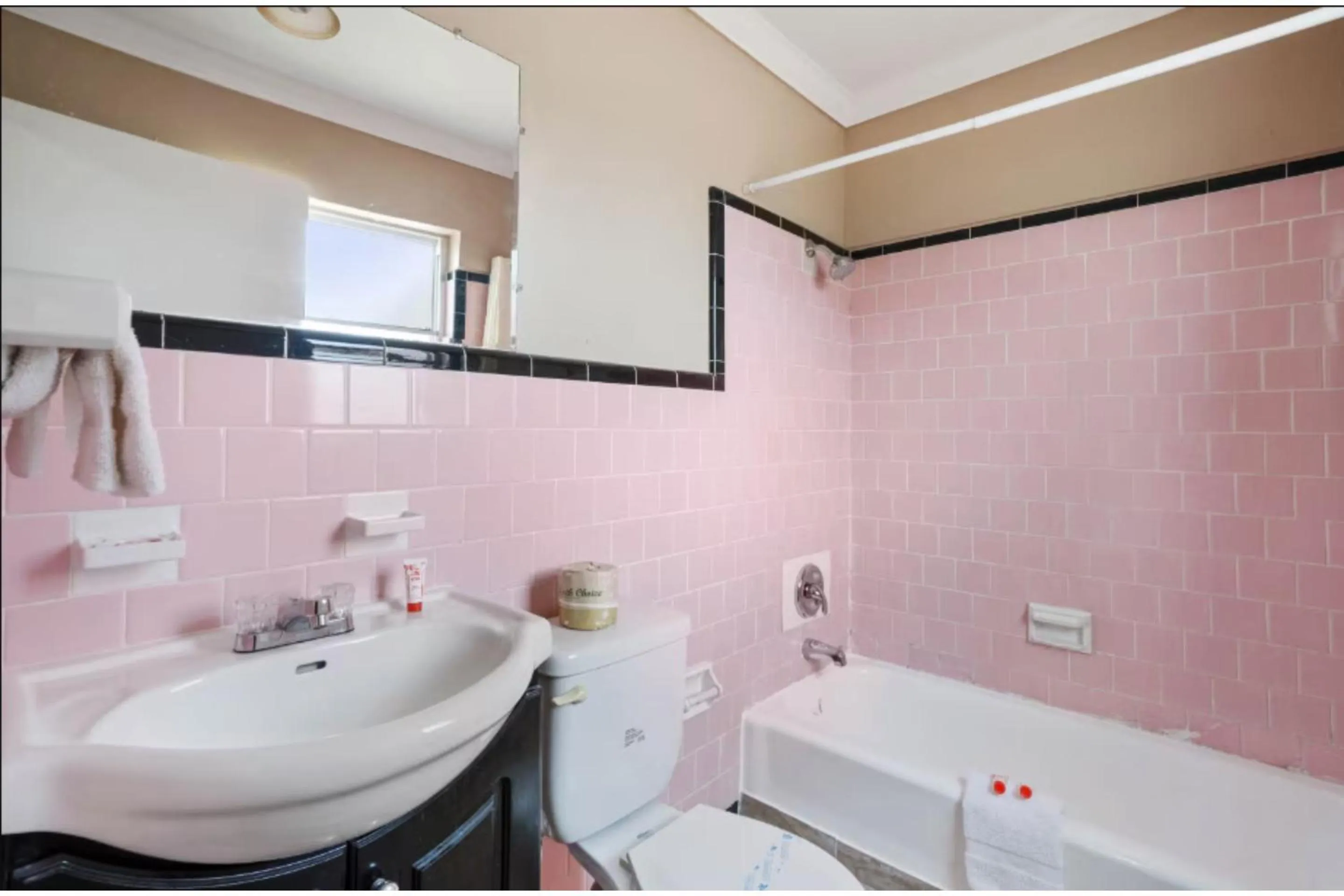 Bathroom in Capital O Hotel Beeville -US 181