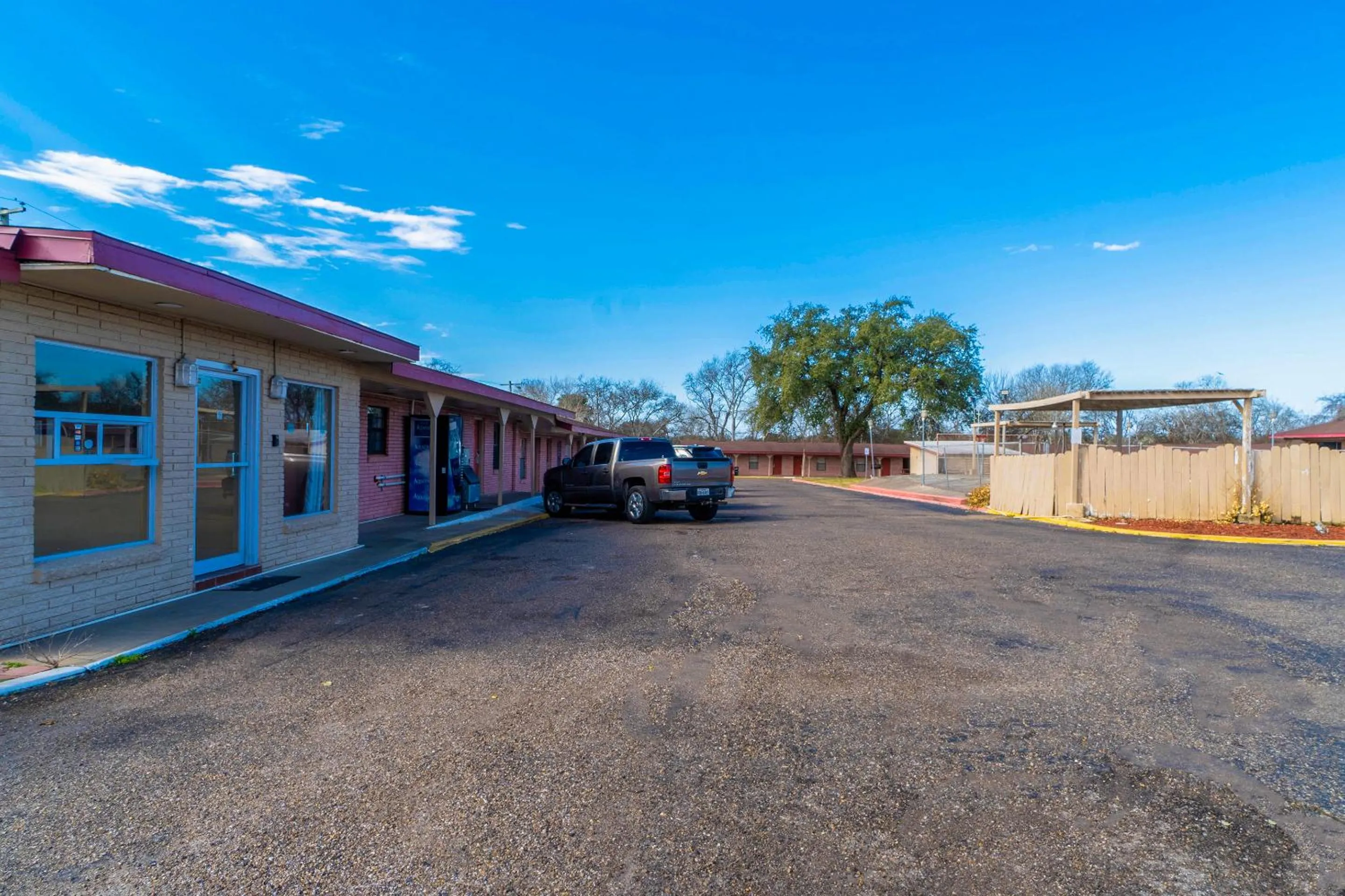 Parking in Capital O Hotel Beeville -US 181