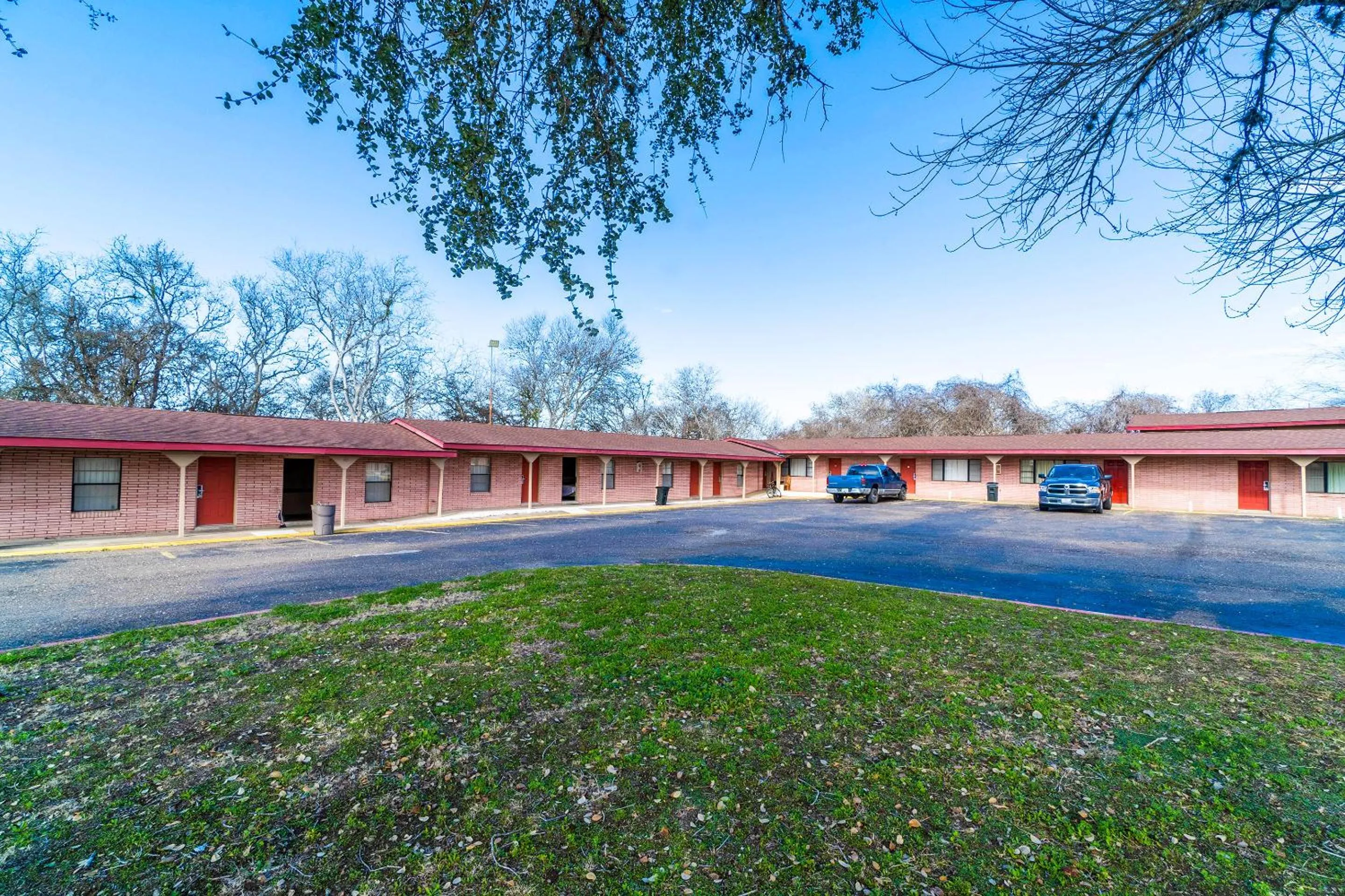 Parking in Capital O Hotel Beeville -US 181