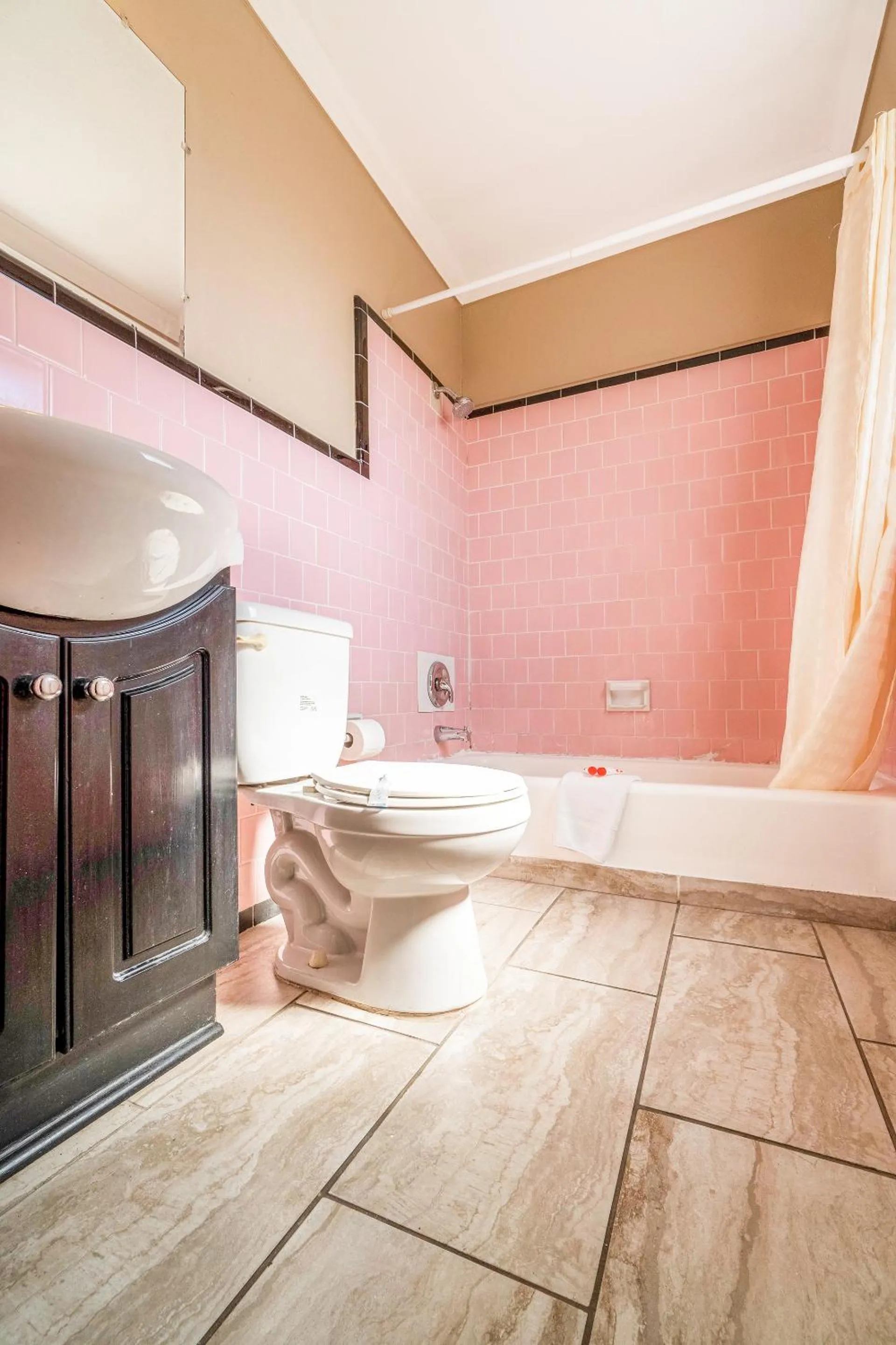 Bathroom in Capital O Hotel Beeville -US 181