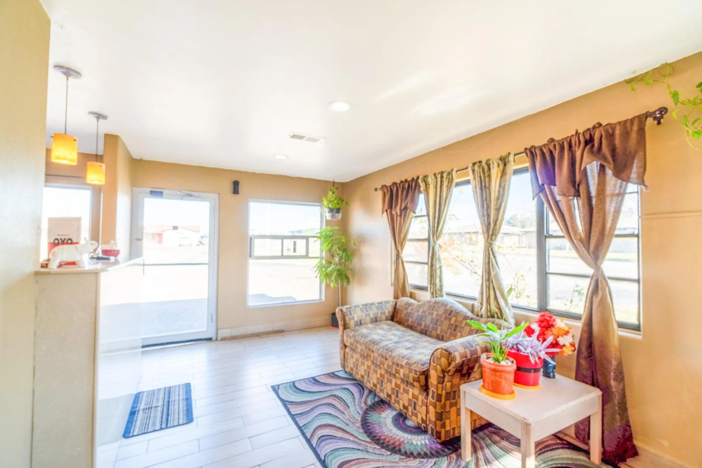 Seating area in Capital O Hotel Beeville -US 181