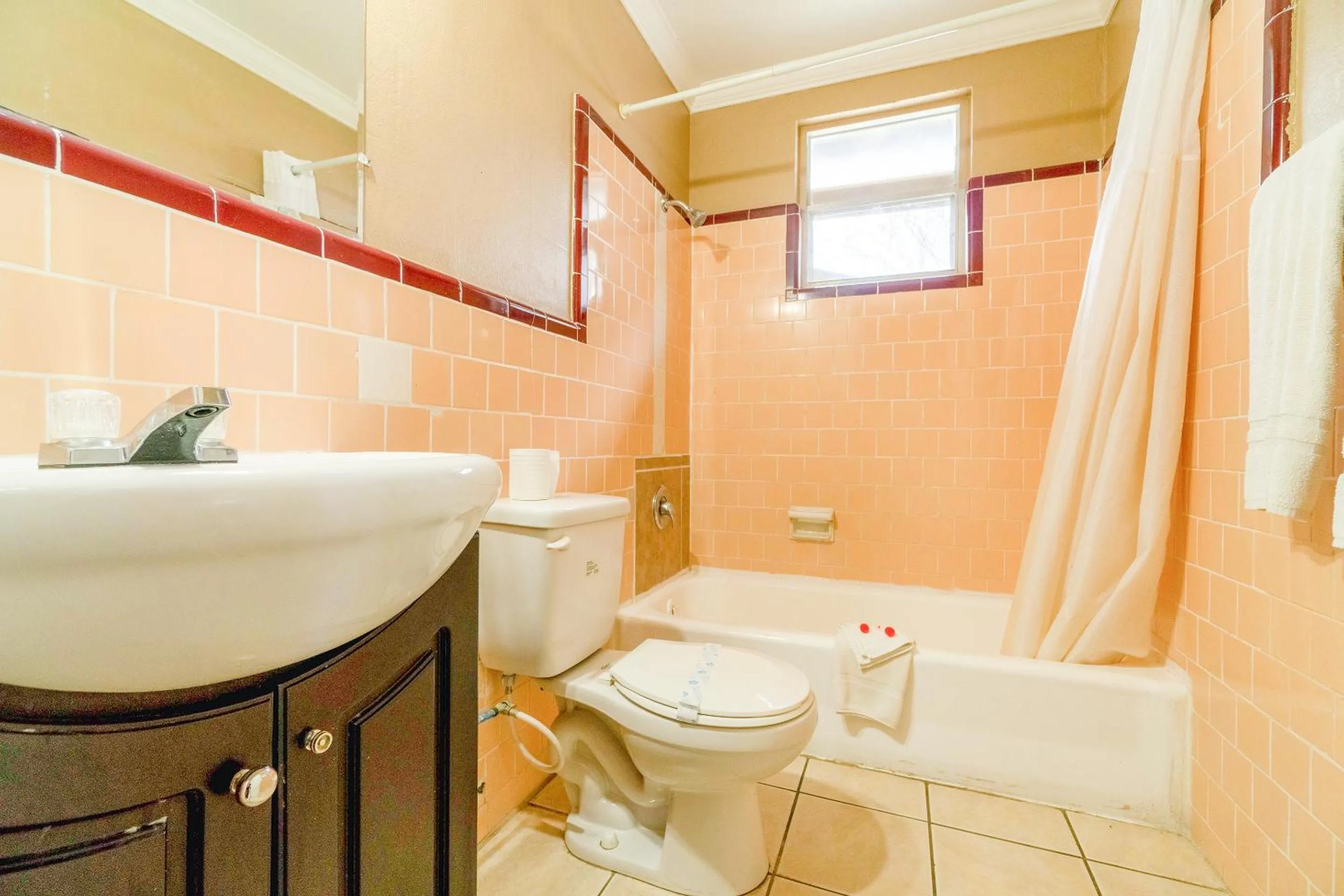 Bathroom in Capital O Hotel Beeville -US 181