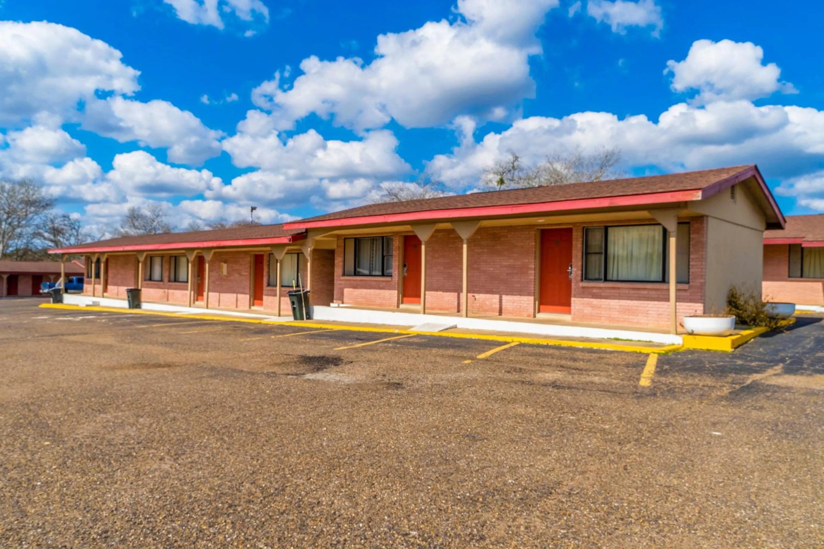 Property building in Capital O Hotel Beeville -US 181
