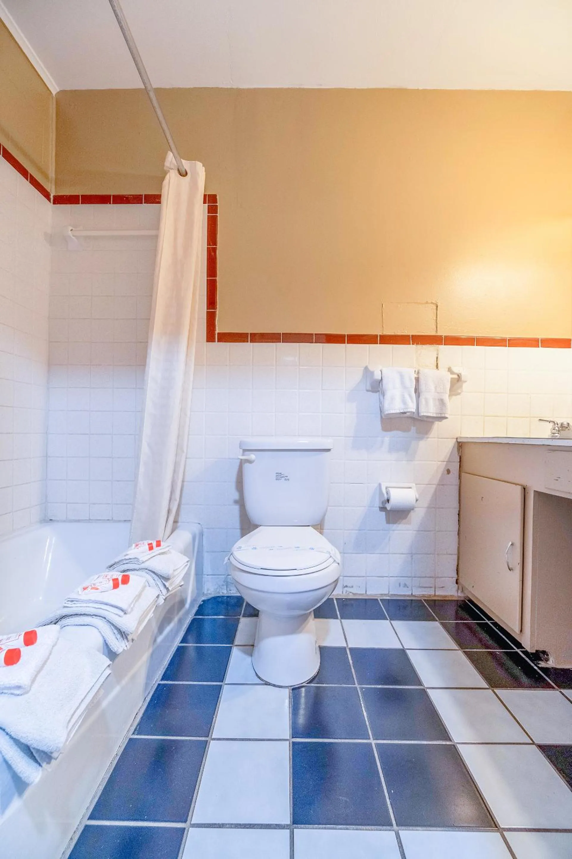 Bathroom in Capital O Hotel Beeville -US 181