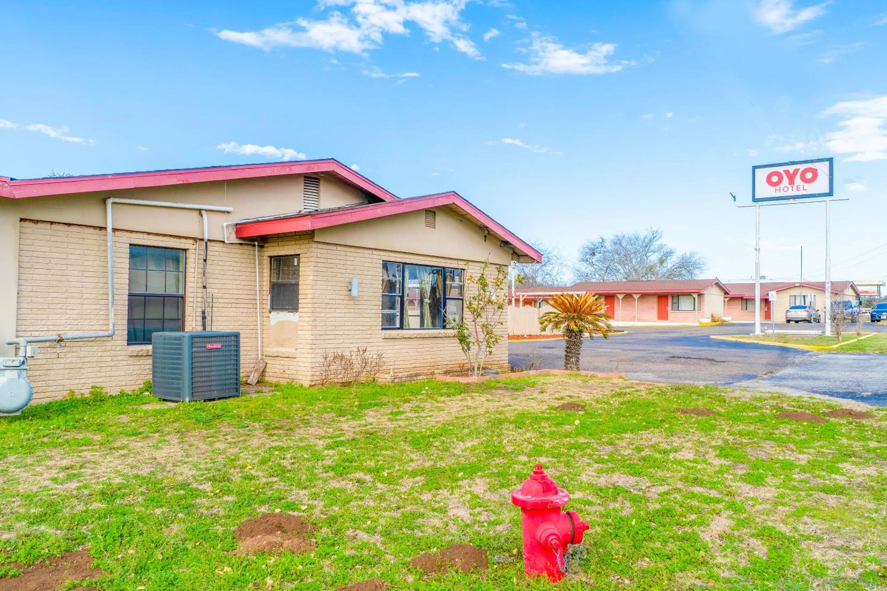 Property building in Capital O Hotel Beeville -US 181