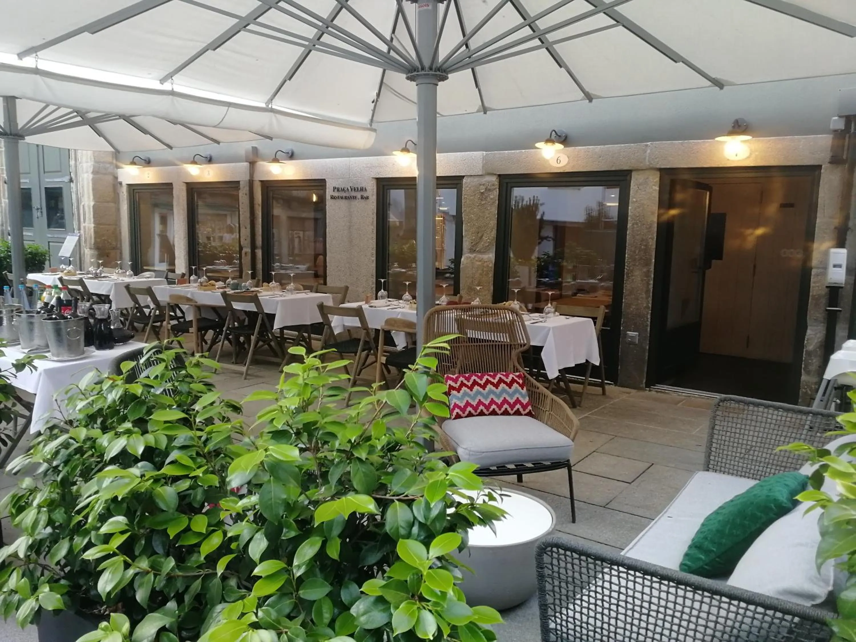 Restaurant/places to eat in Porta Nova Collection House