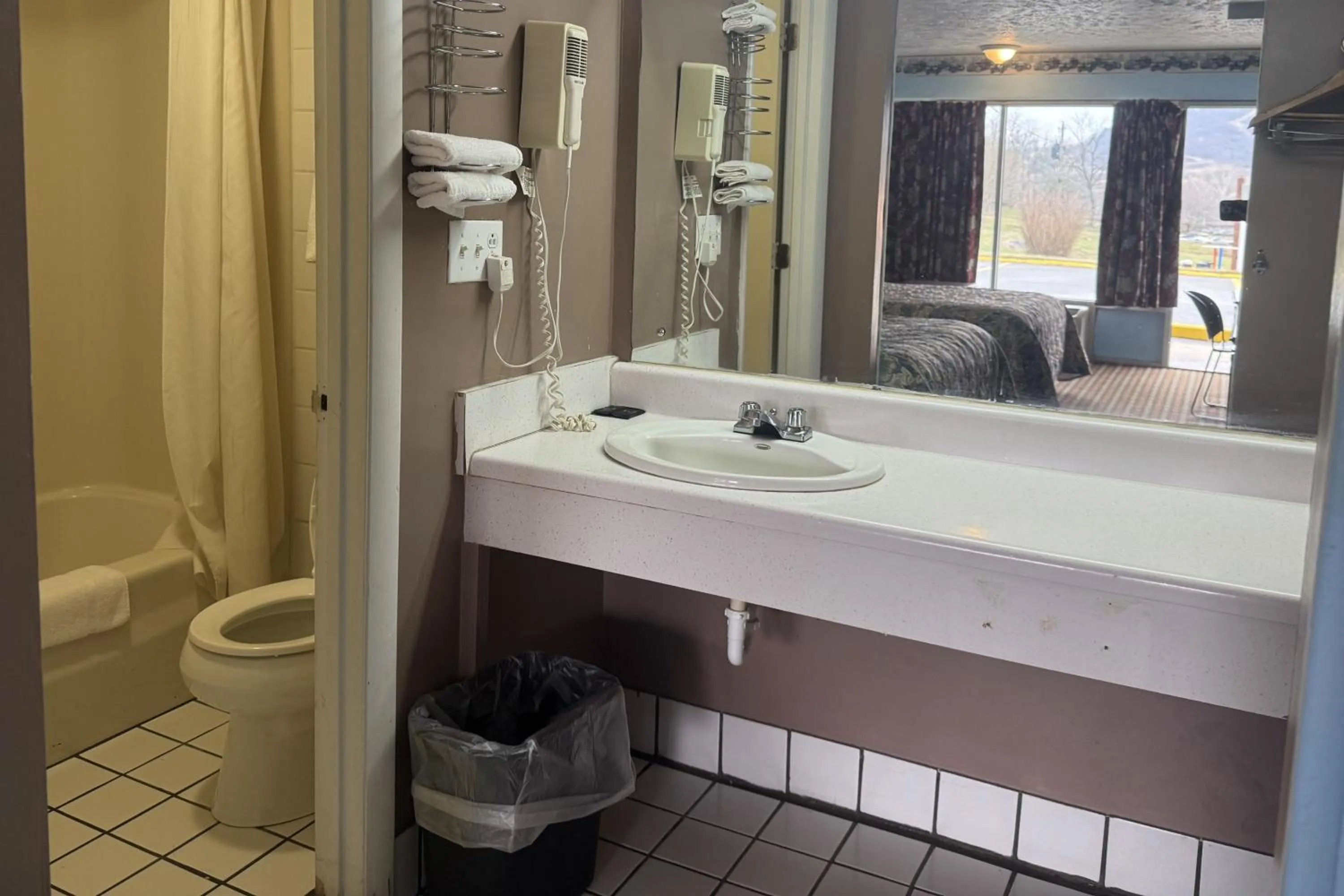 Bathroom, Bed in Capital O Fincastle Motor Inn Tazewell