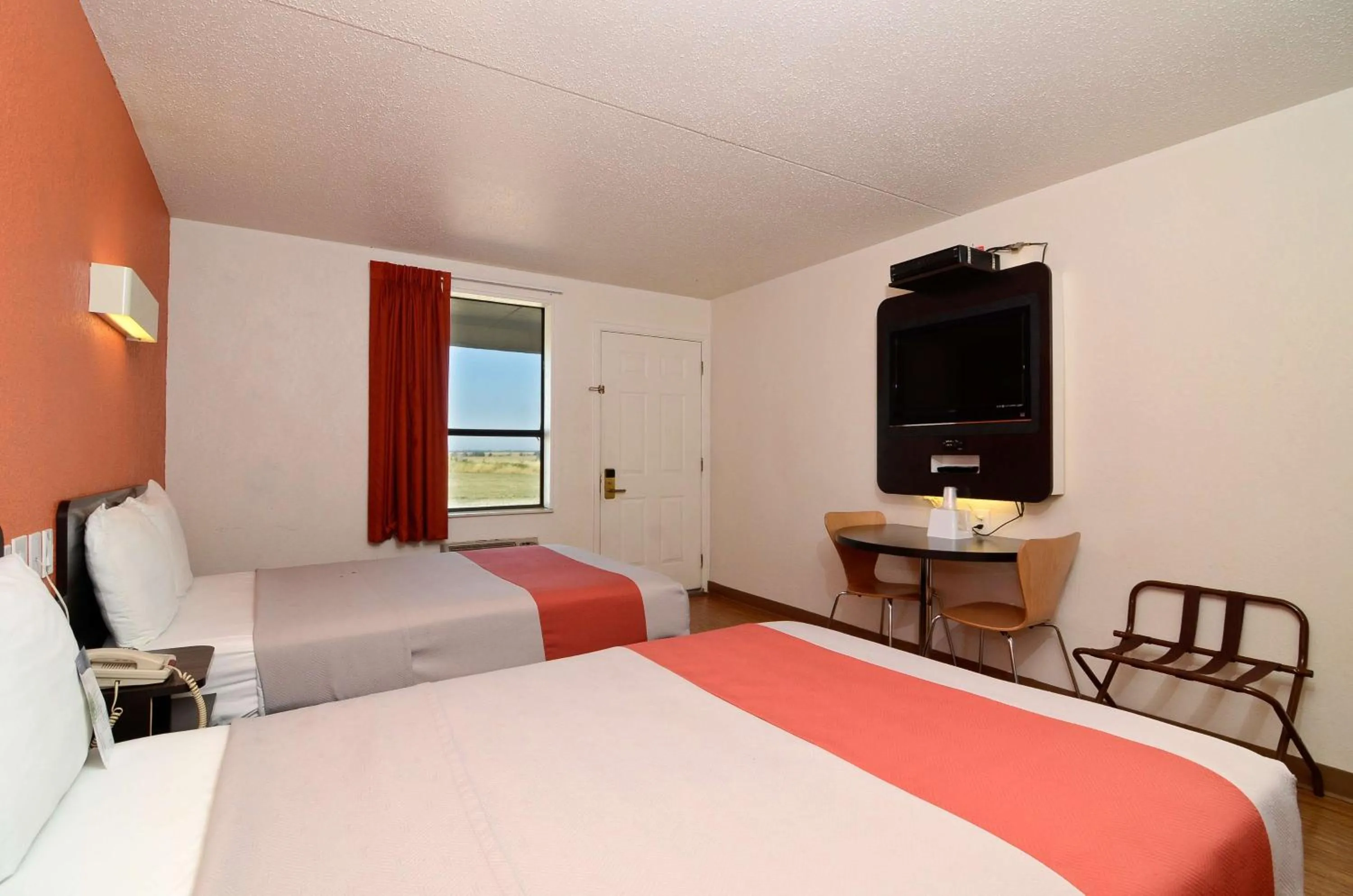 TV and multimedia, Bed in Motel 6-South Haven, KS