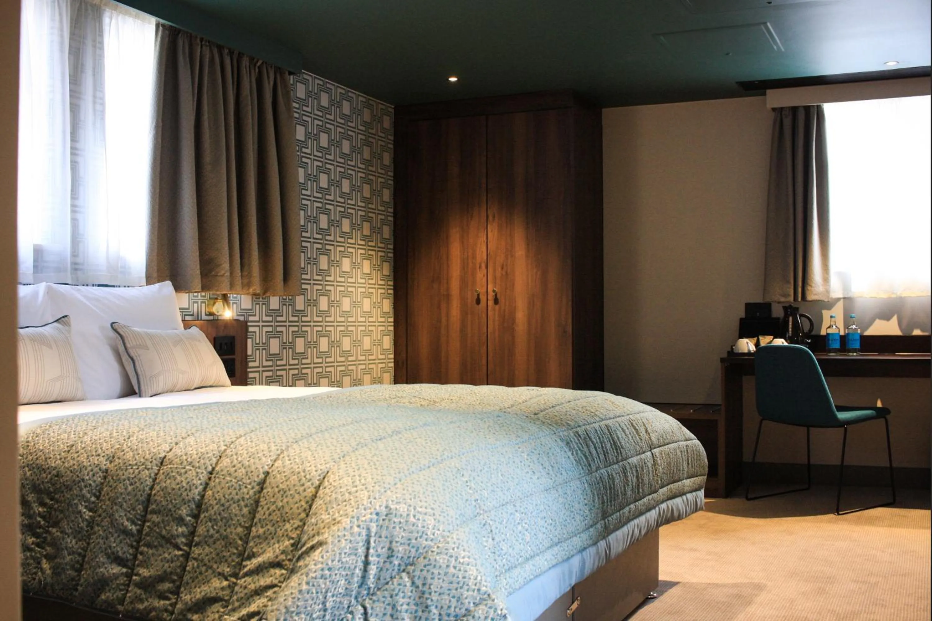 Coffee/tea facilities, Bed in The Comet London Hatfield