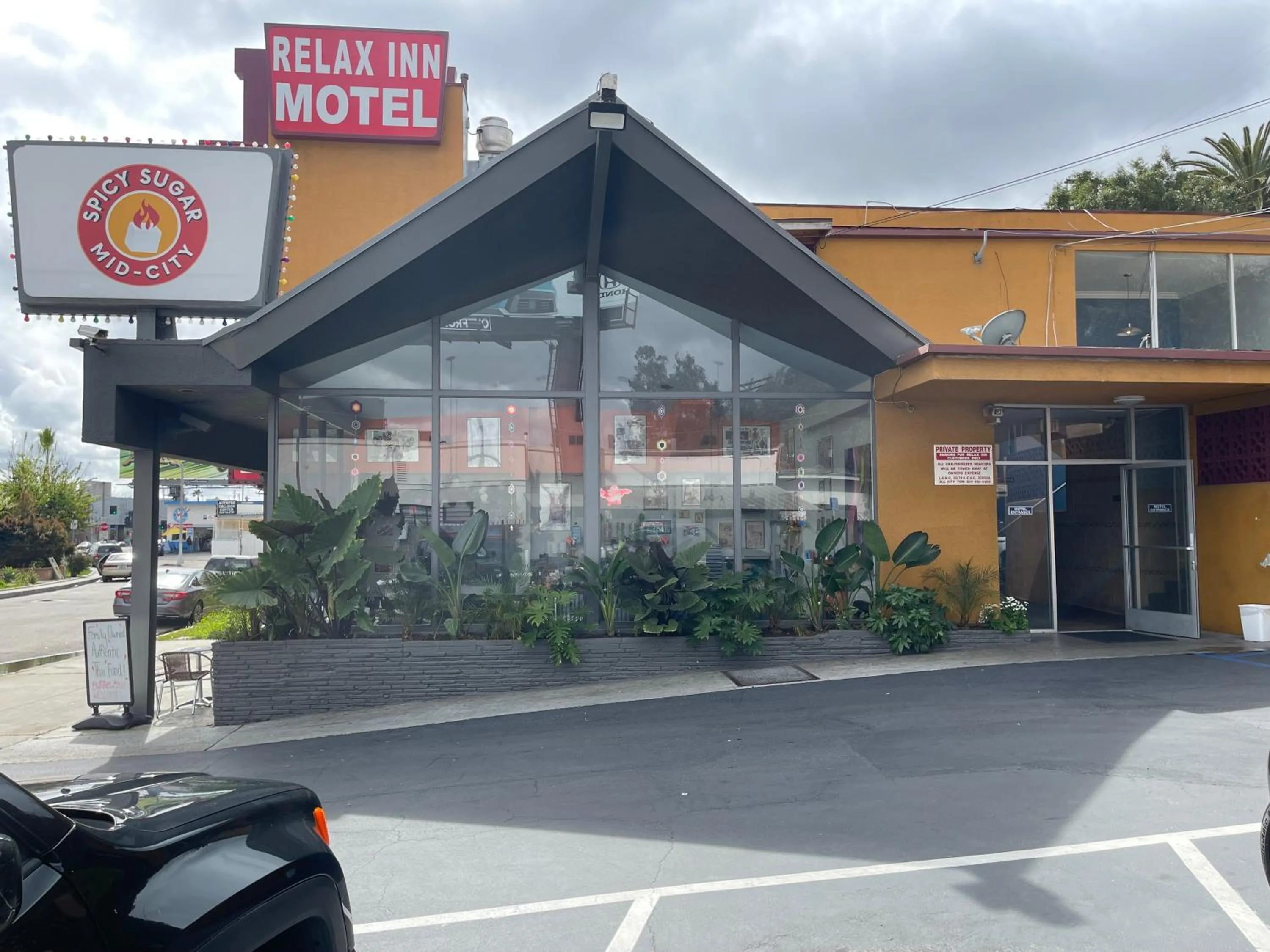 Restaurant/places to eat in Relax Inn