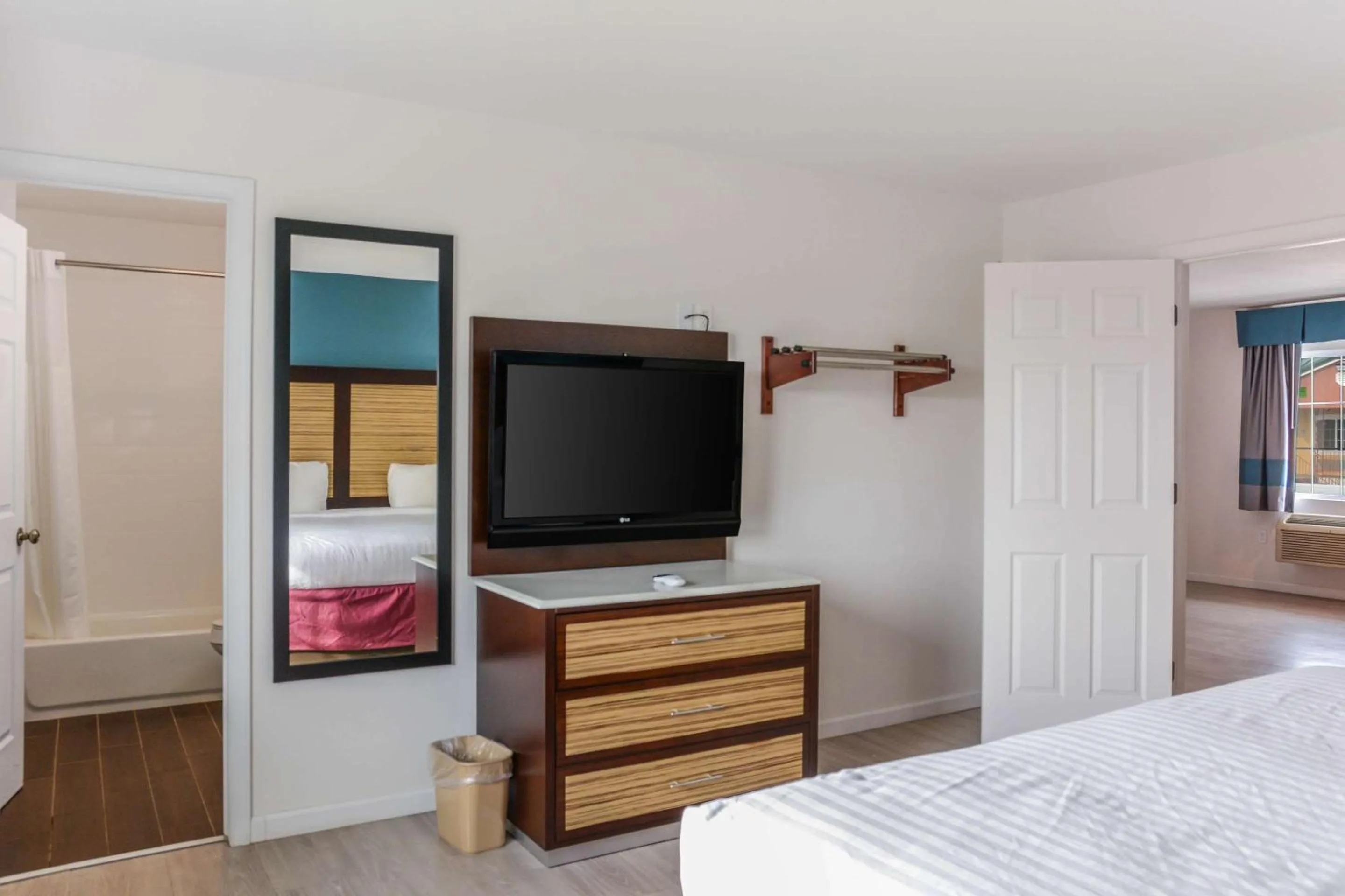 Bedroom, Bed in Rodeway Inn Milford