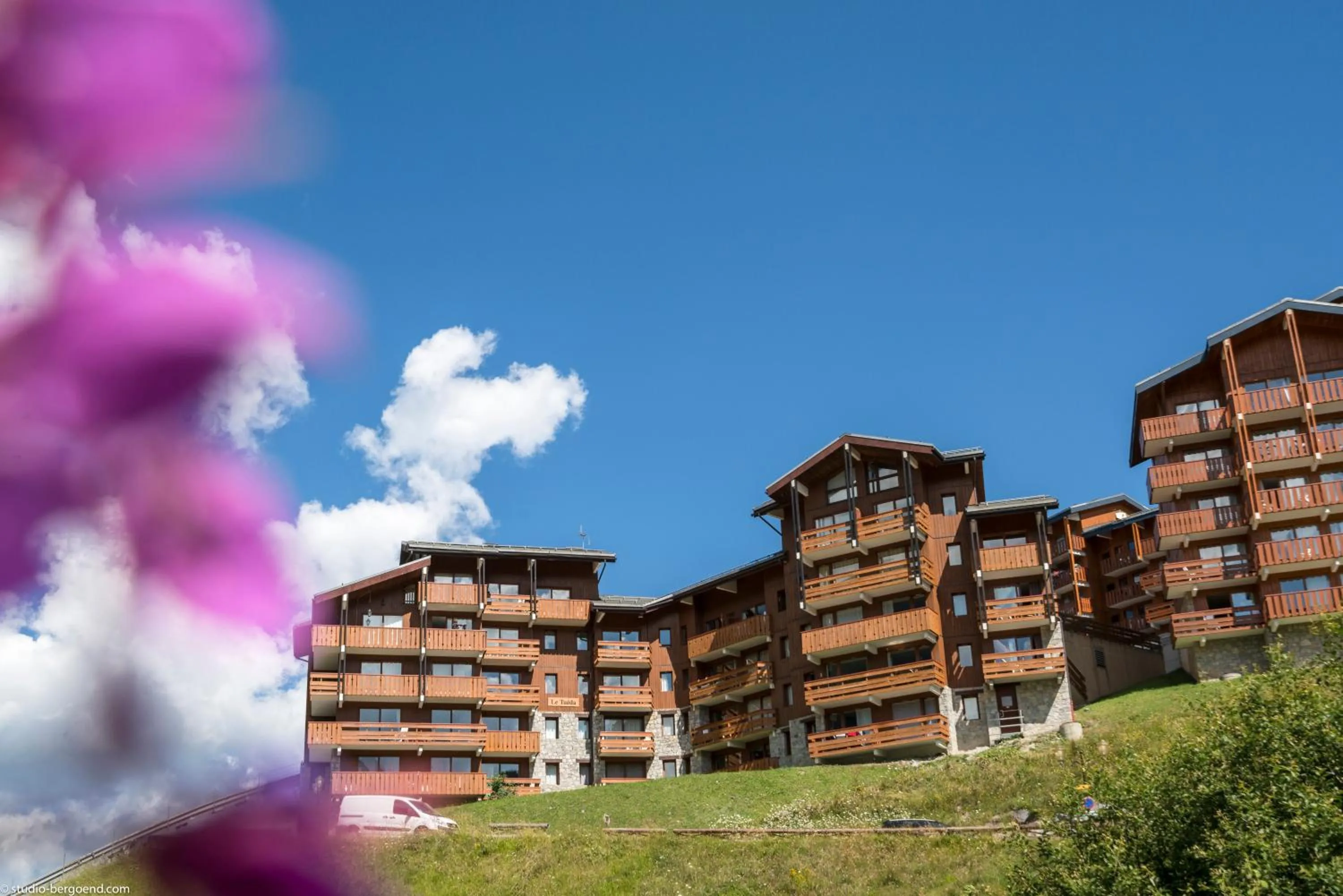 Property building in Résidence Pierre & Vacances Les Sentiers du Tueda