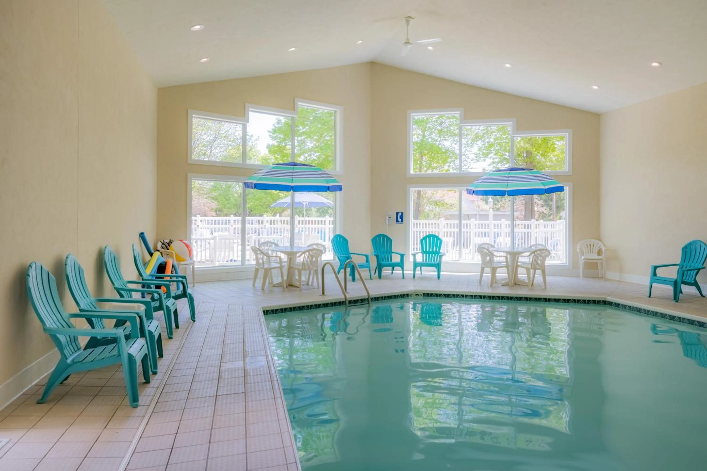 Swimming pool in Somerset Inn & Suites