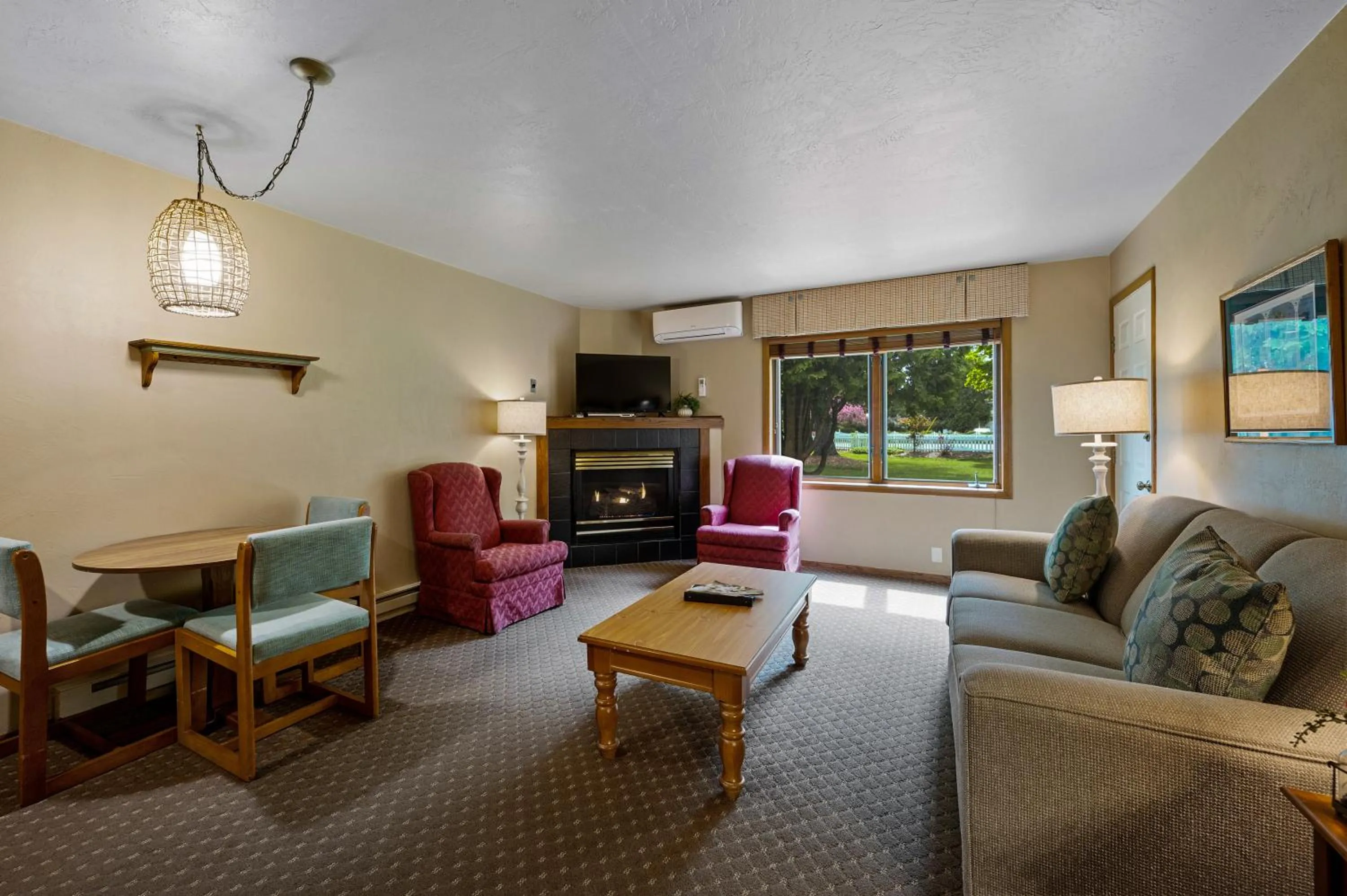 Seating area in Somerset Inn & Suites