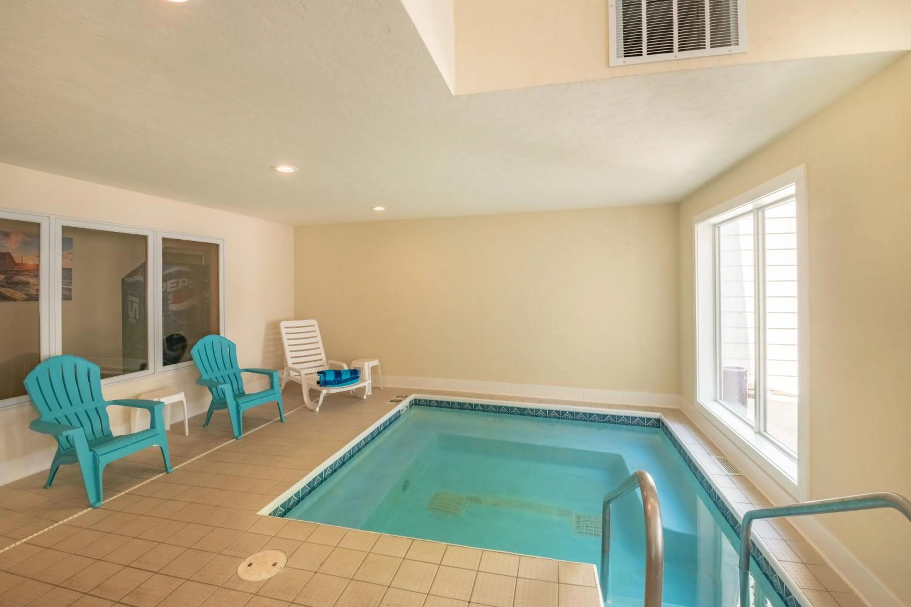 Swimming pool in Somerset Inn & Suites