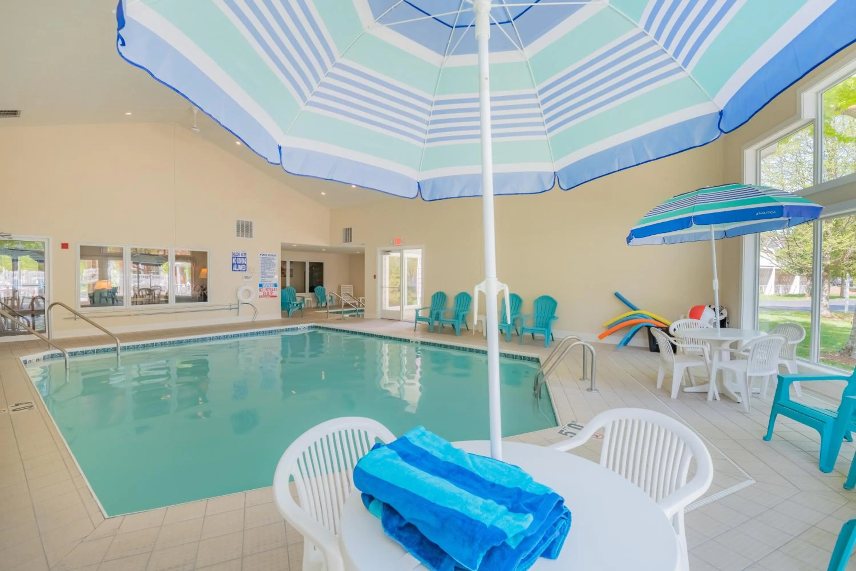 Swimming pool in Somerset Inn & Suites