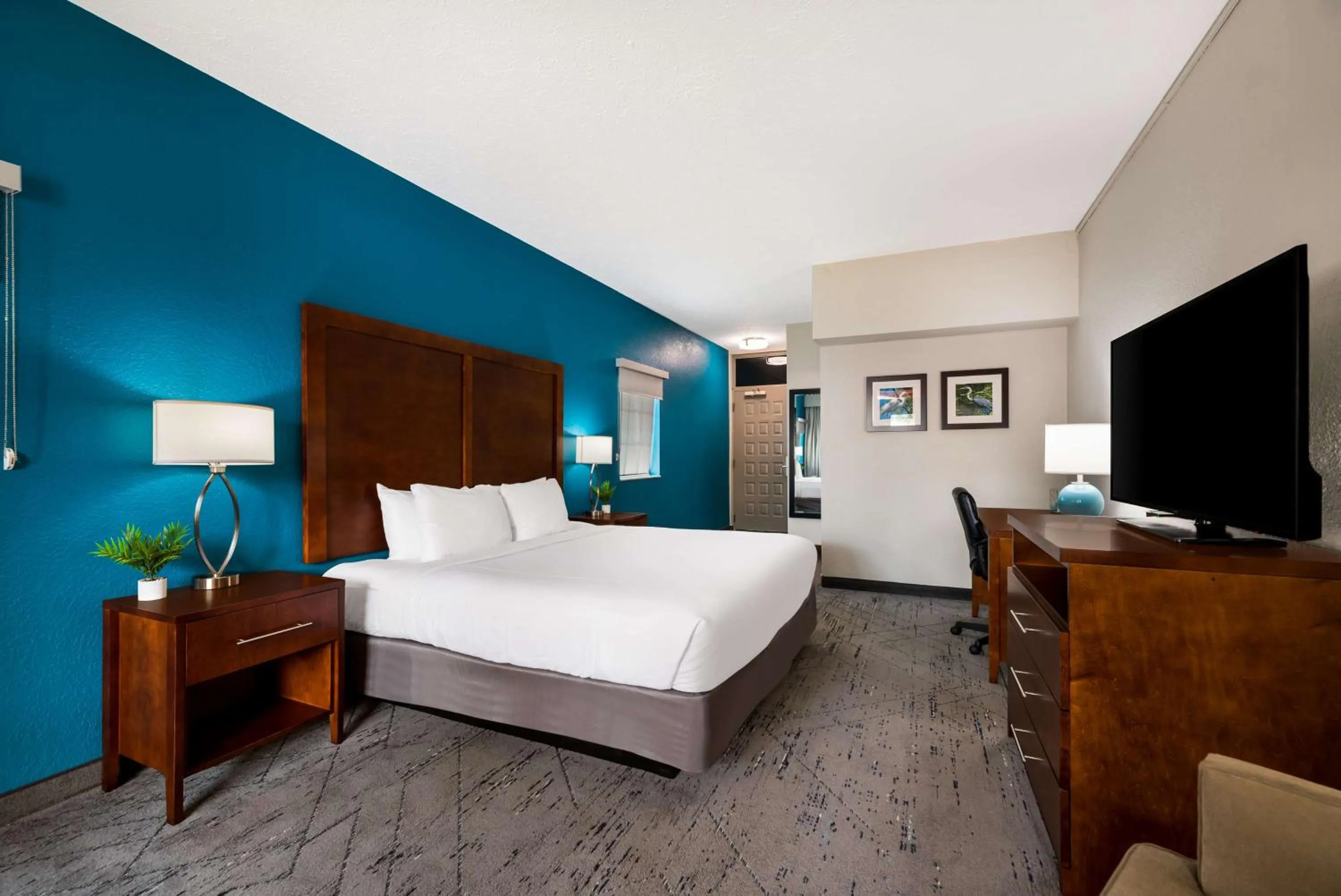 Bedroom, Bed in SureStay Plus Hotel by Best Western The Villages