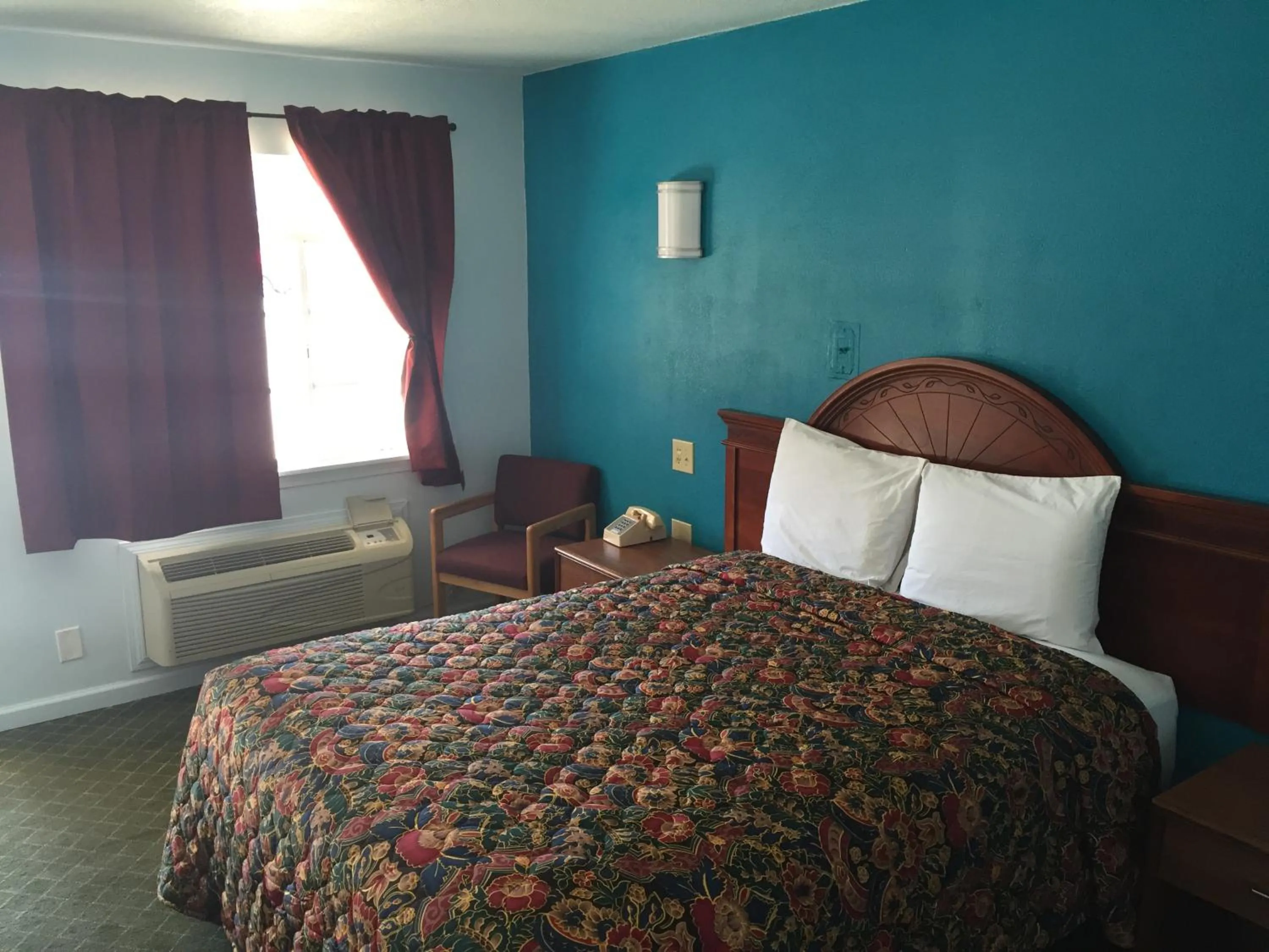 Bedroom, Bed in Mayo Inn