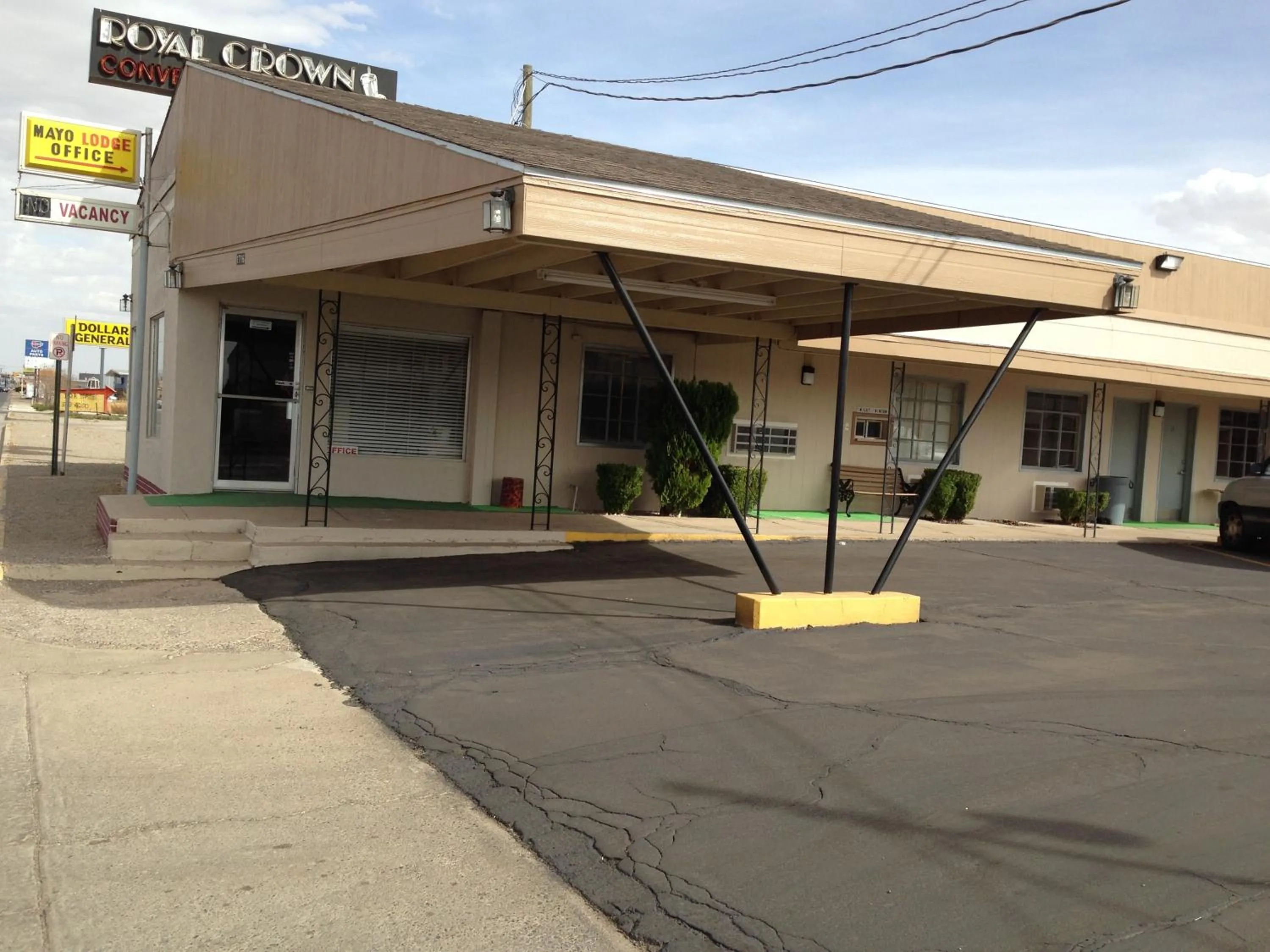 Facade/entrance in Mayo Inn