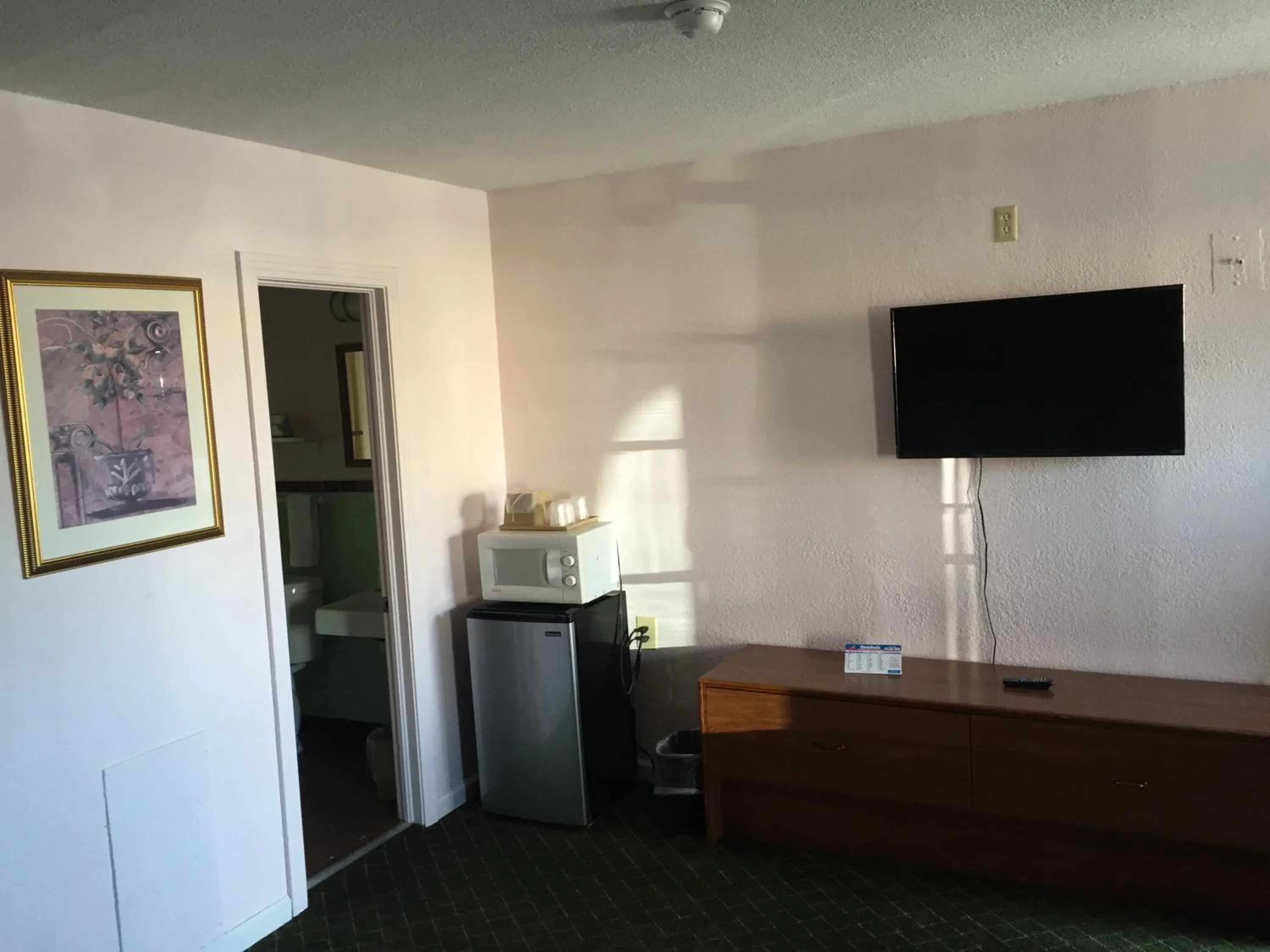 Communal lounge/ TV room in Mayo Inn