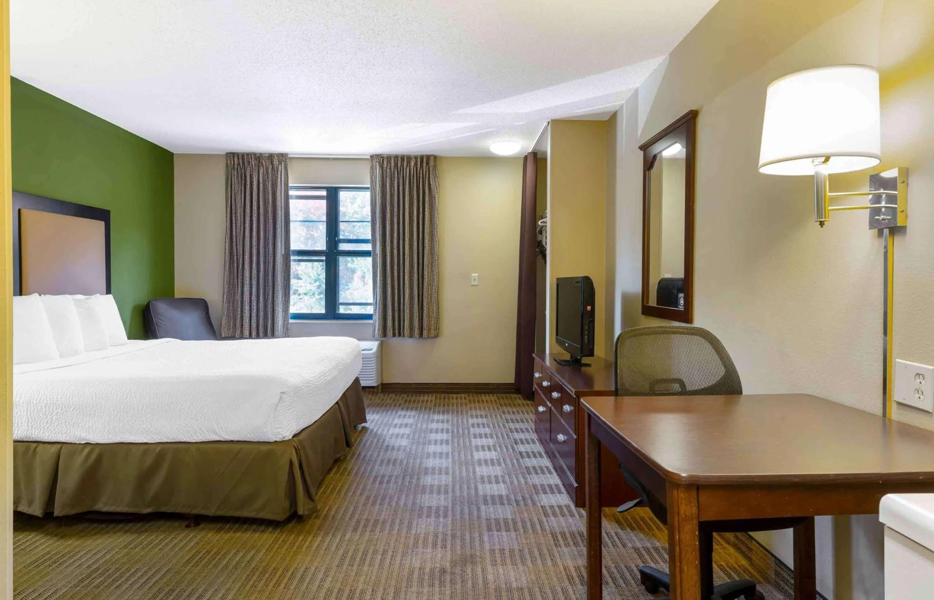 Bedroom, Bed in Extended Stay America Select Suites - Peoria - North