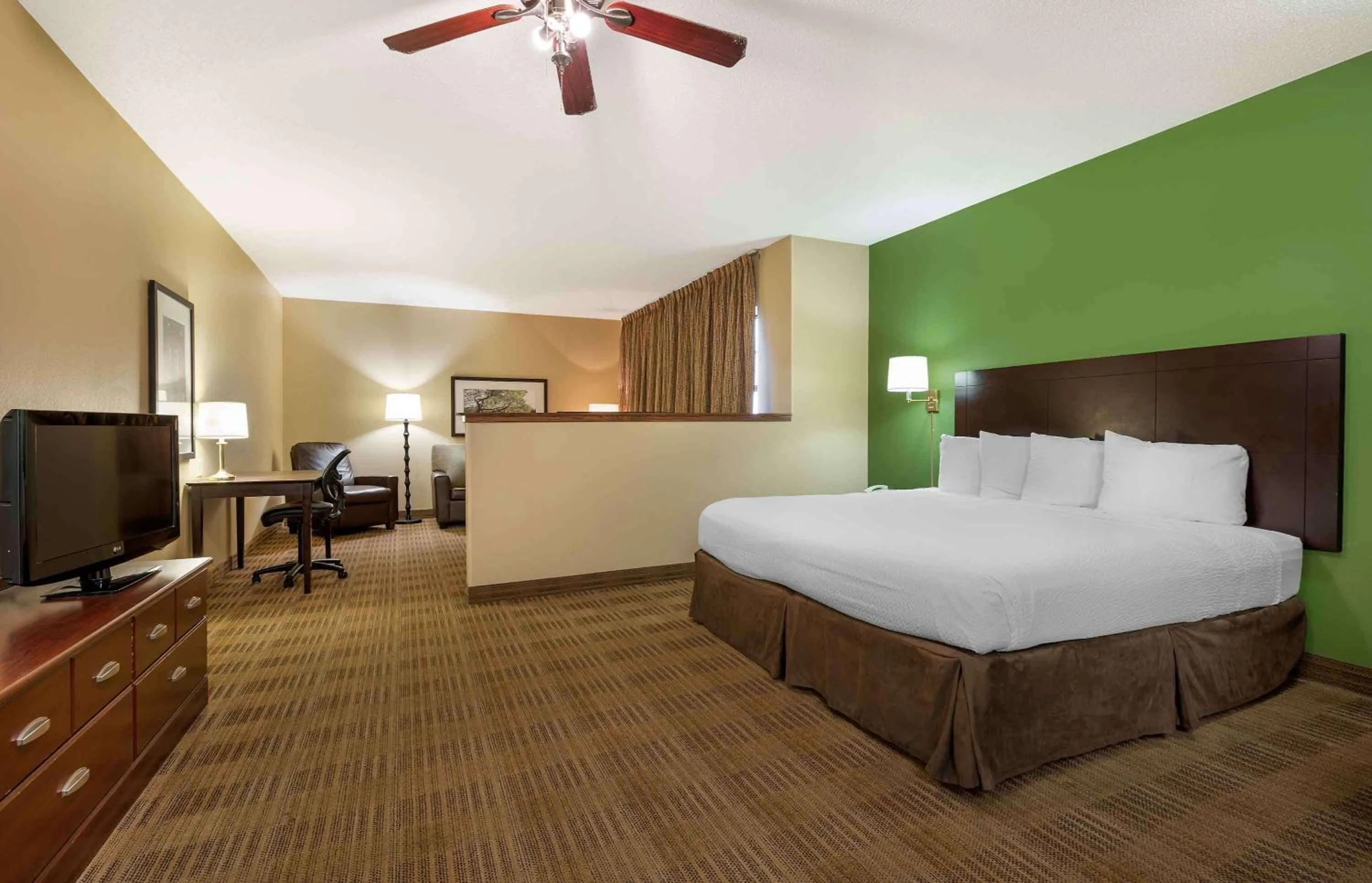 Bedroom, Bed in Extended Stay America Select Suites - Peoria - North