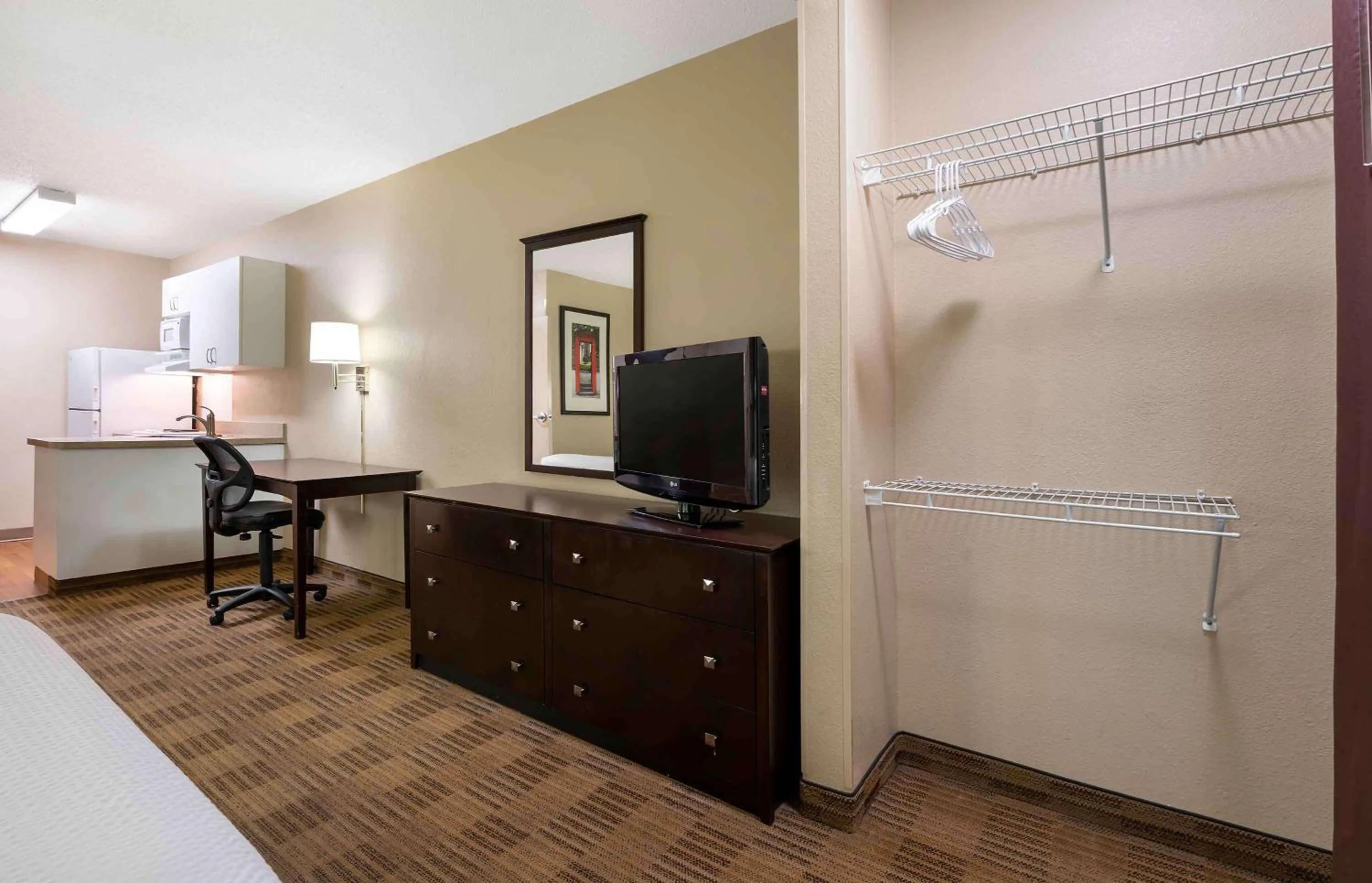 Bedroom in Extended Stay America Select Suites - Peoria - North