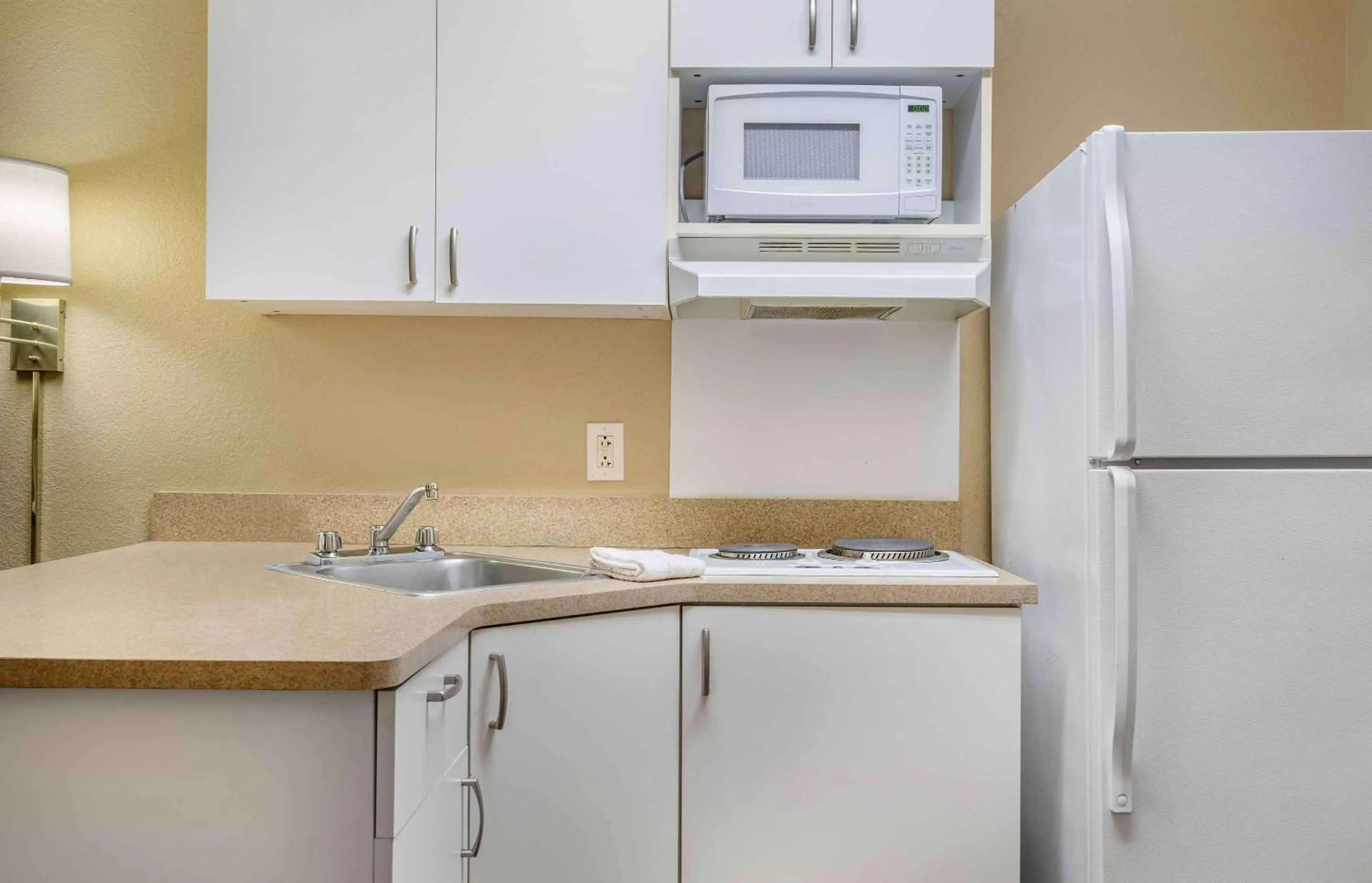 Kitchen or kitchenette in Extended Stay America Select Suites - Peoria - North