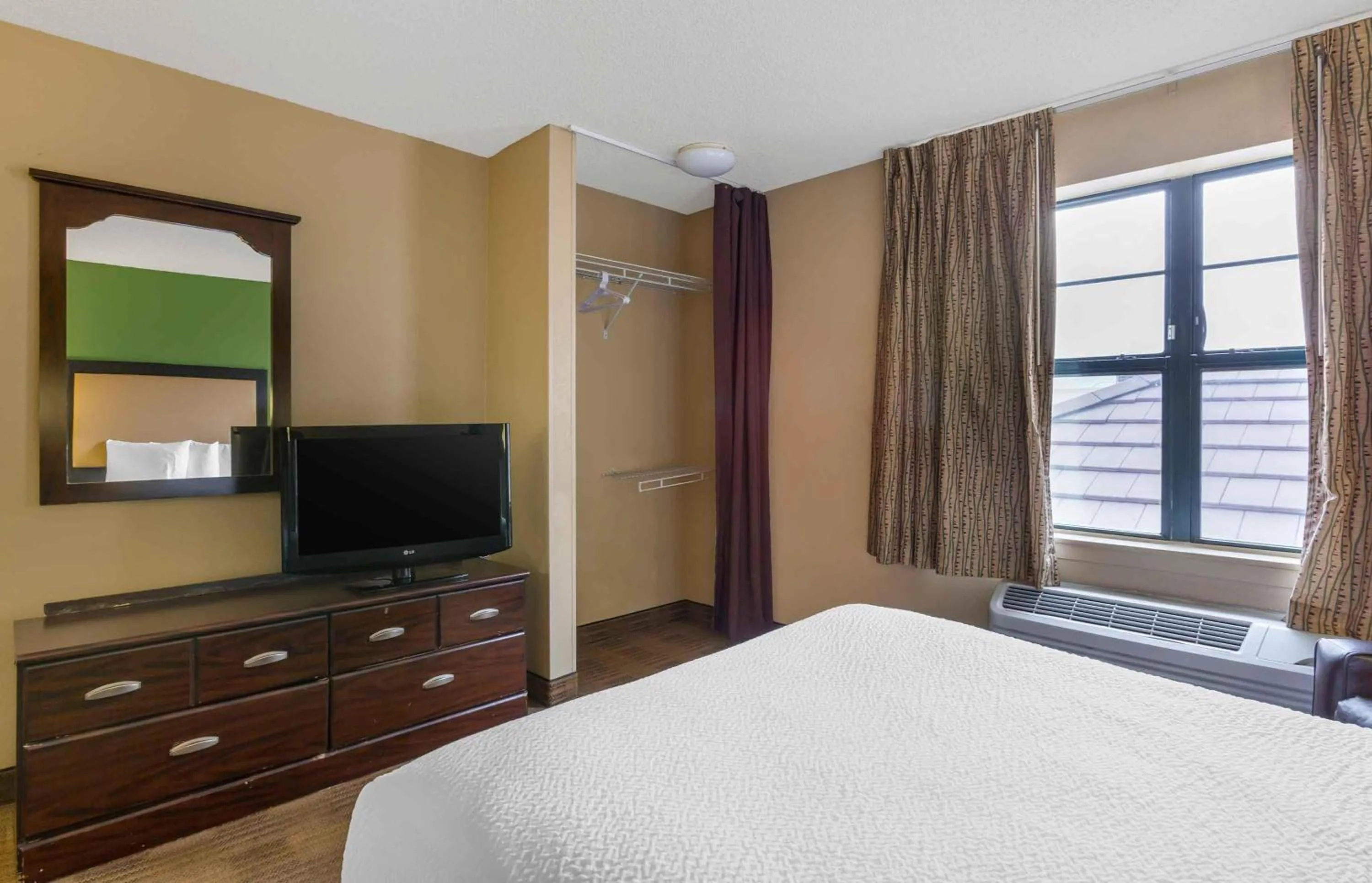 Bedroom, Bed in Extended Stay America Suites - Phoenix - Mesa