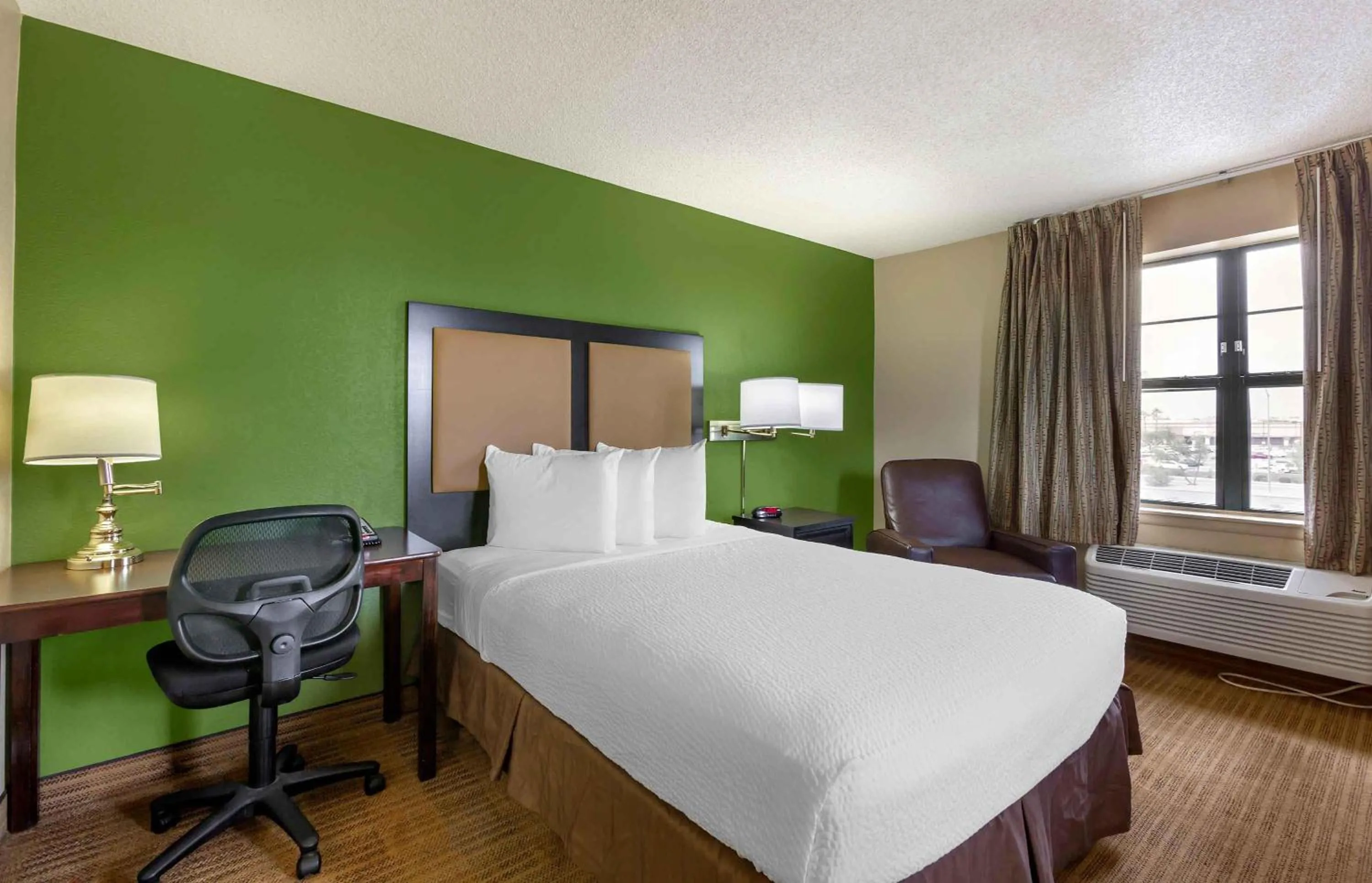 Bedroom, Bed in Extended Stay America Suites - Phoenix - Mesa