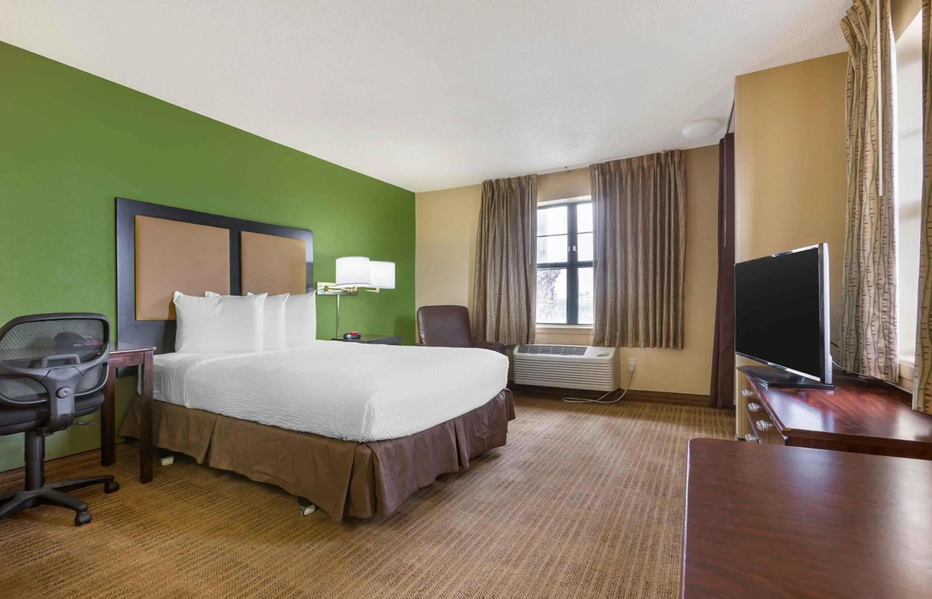 Bedroom, Bed in Extended Stay America Suites - Phoenix - Mesa