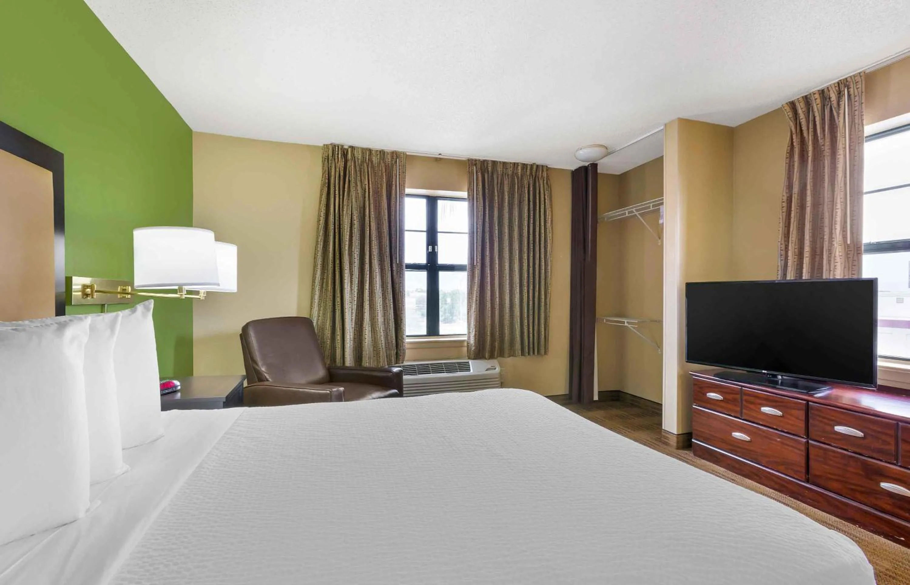 Bedroom, Bed in Extended Stay America Suites - Phoenix - Mesa
