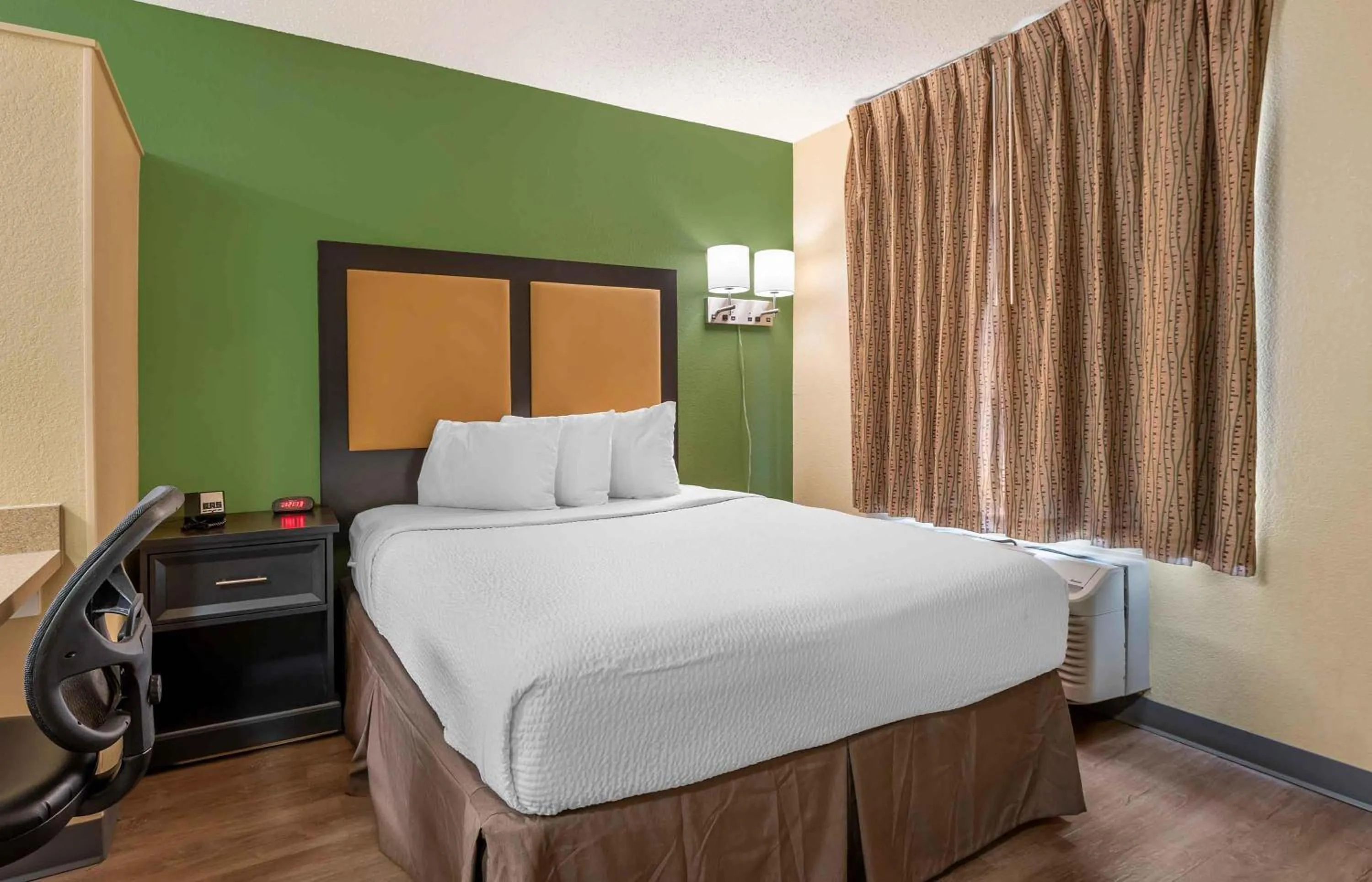 Bedroom, Bed in Extended Stay America Suites - Phoenix - Mesa