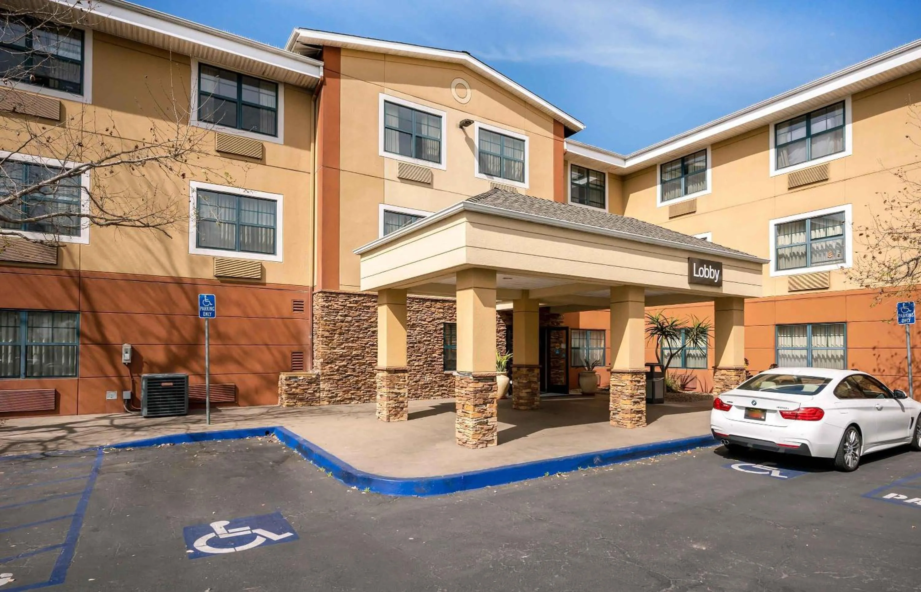 Property building in Extended Stay America Suites - Santa Barbara - Calle Real
