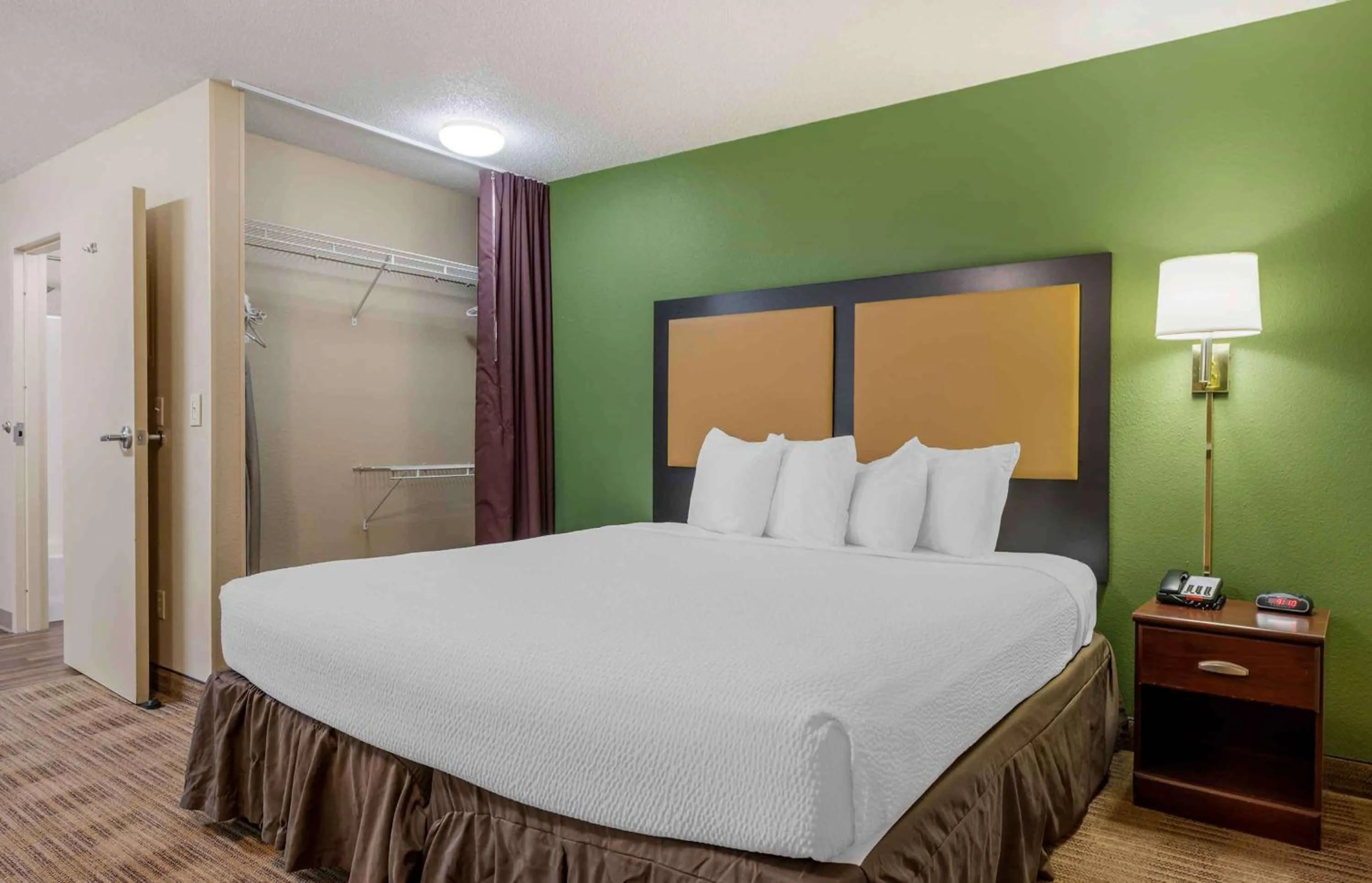 Bedroom, Bed in Extended Stay America Suites - South Bend - Mishawaka - North