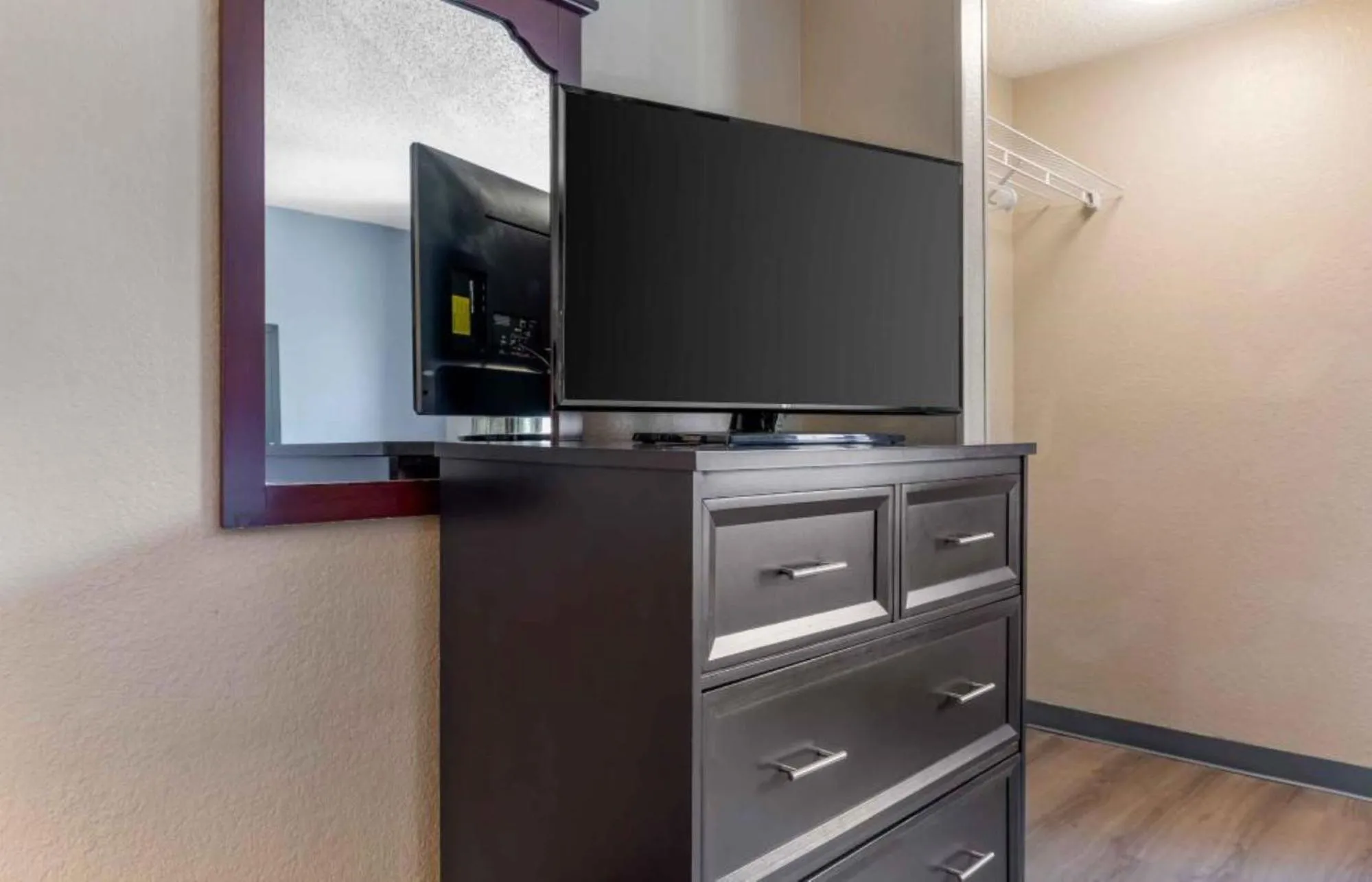 TV and multimedia in Extended Stay America Suites - Fort Worth - City View