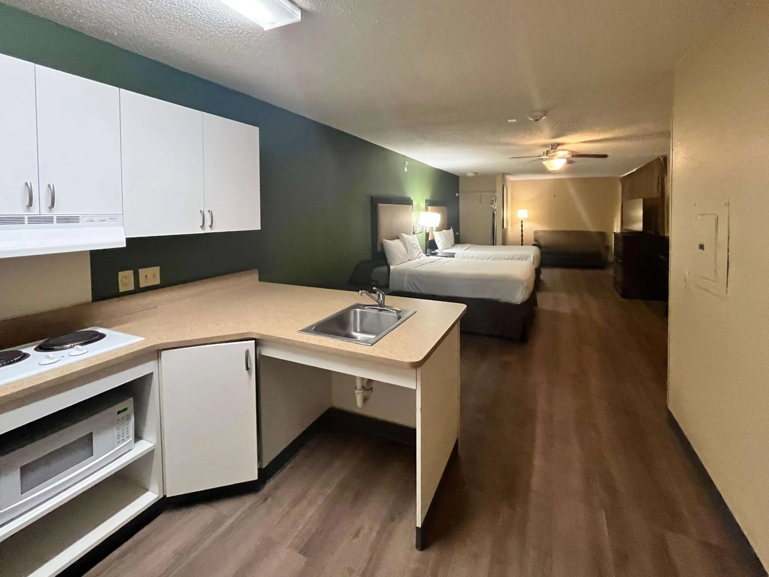 Bedroom, Bed in Studio 6 Memphis, TN East Memphis