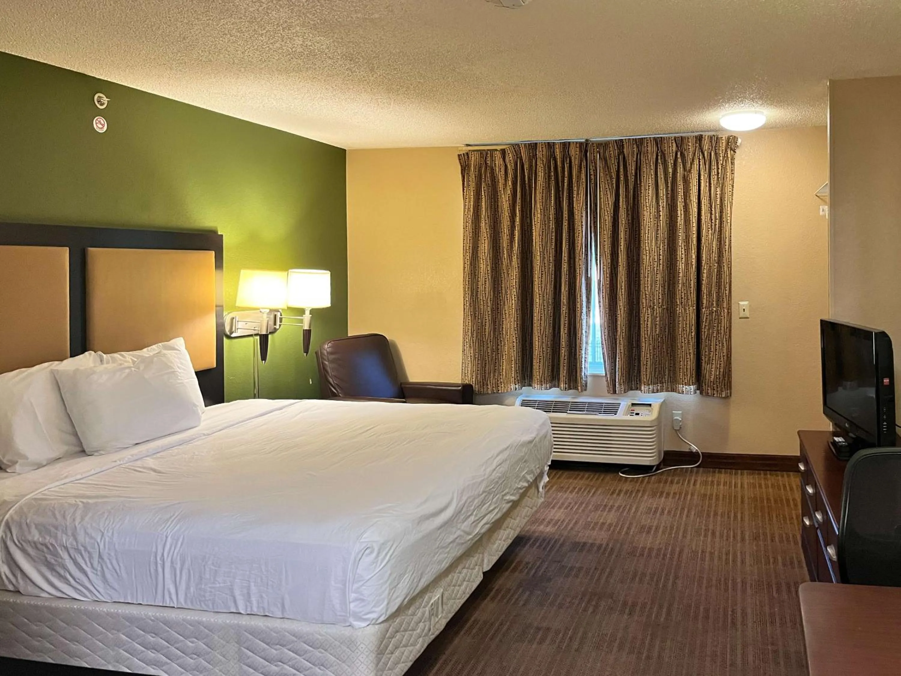 Bedroom, Bed in Studio 6 Memphis, TN East Memphis