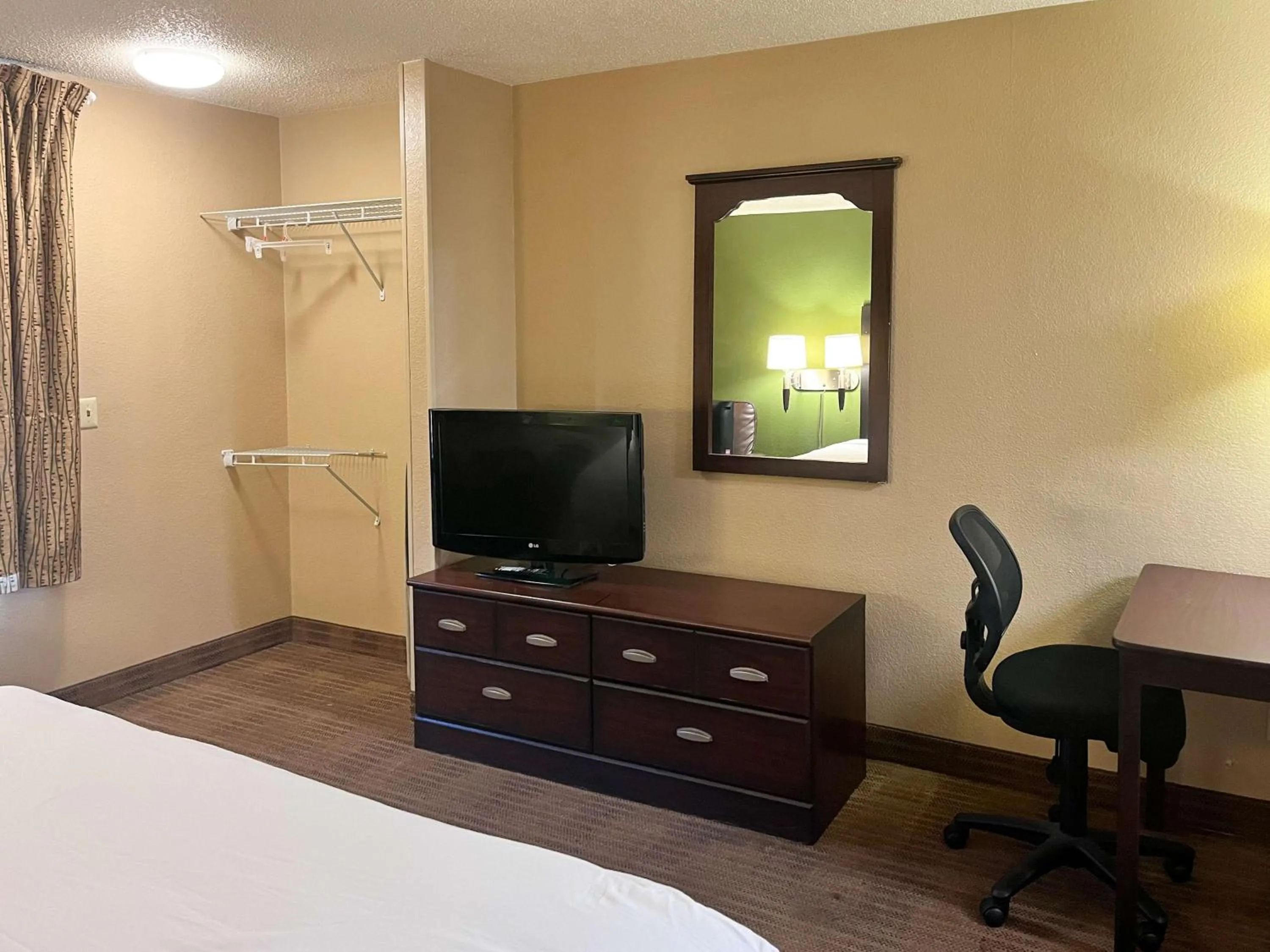 Bedroom, Bed in Studio 6 Memphis, TN East Memphis