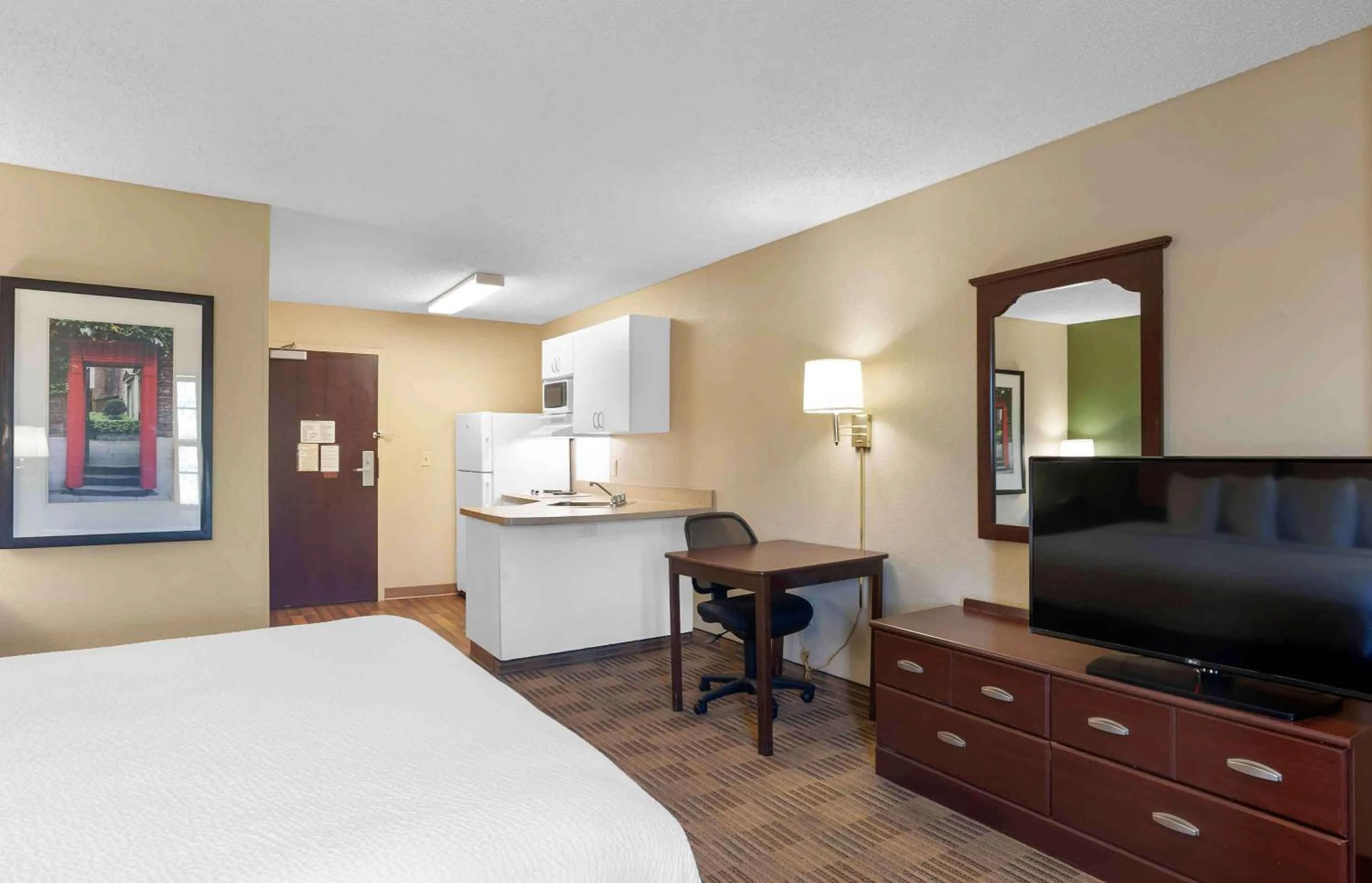 Bedroom, TV/Entertainment Center in Extended Stay America Select Suites - Minneapolis - Eden Prairie - Valley View Road