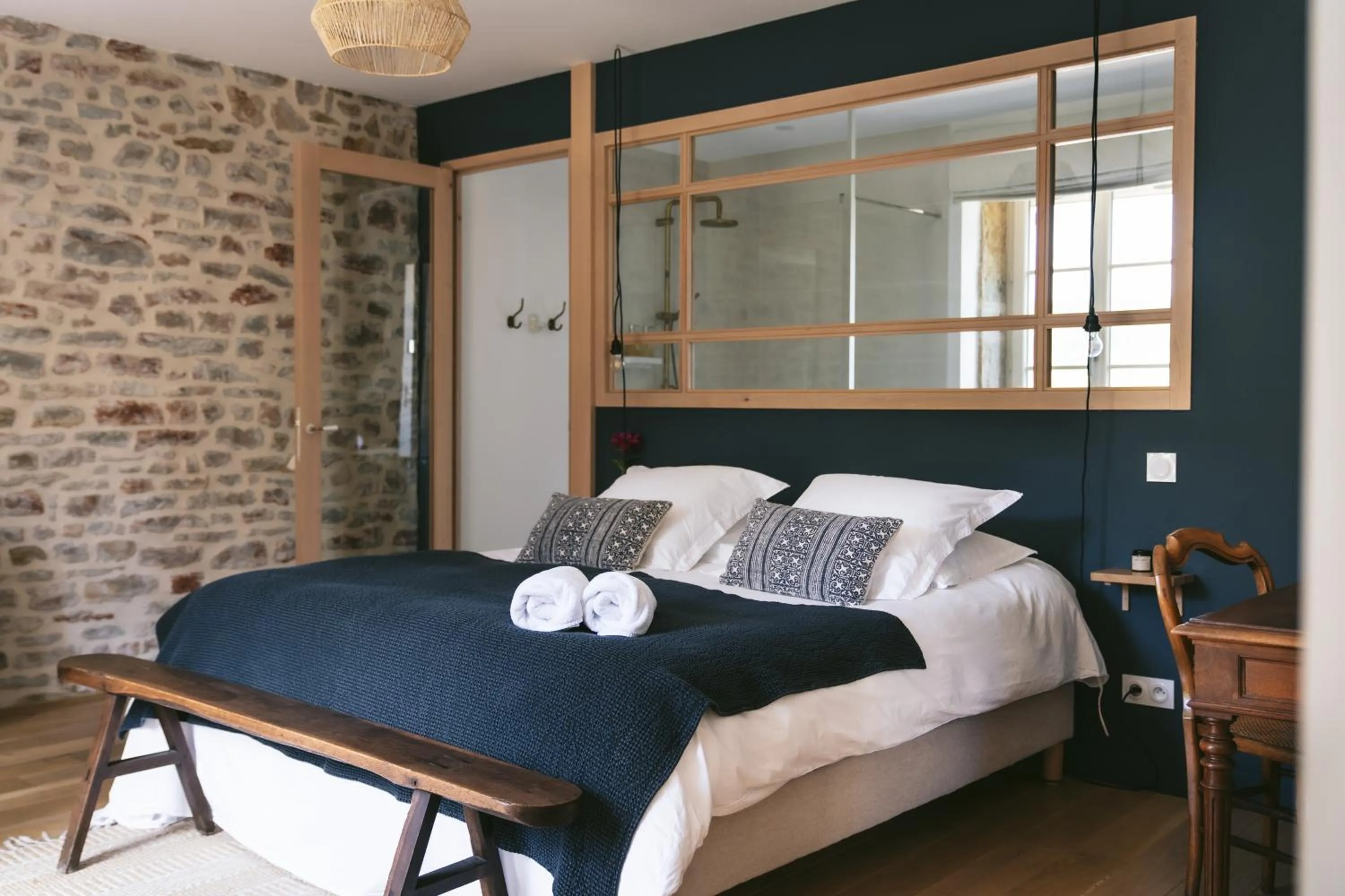 Photo of the whole room, Bed in Tomette Singulière