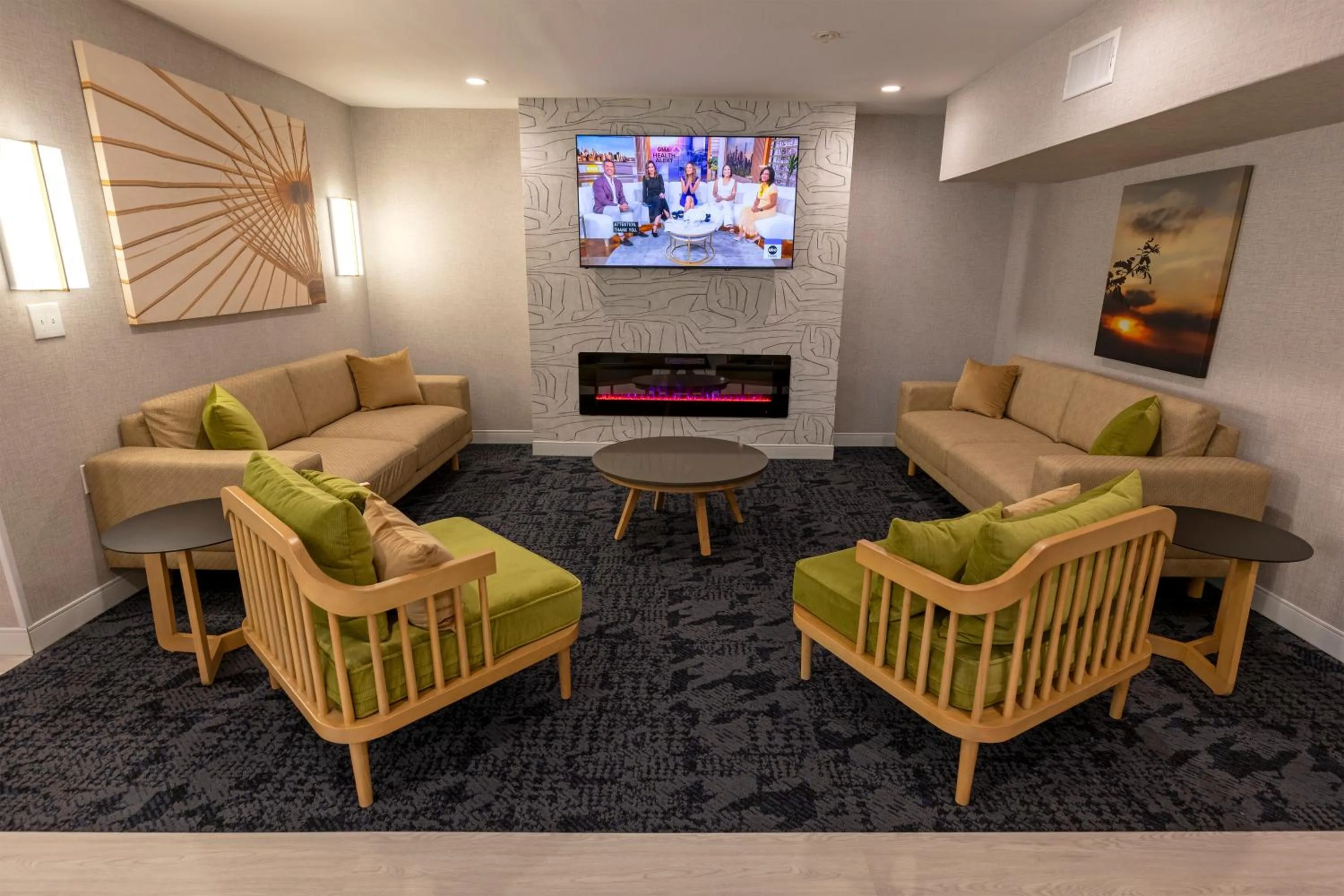 Communal lounge/ TV room in Sonesta ES Suites Lafayette Airport