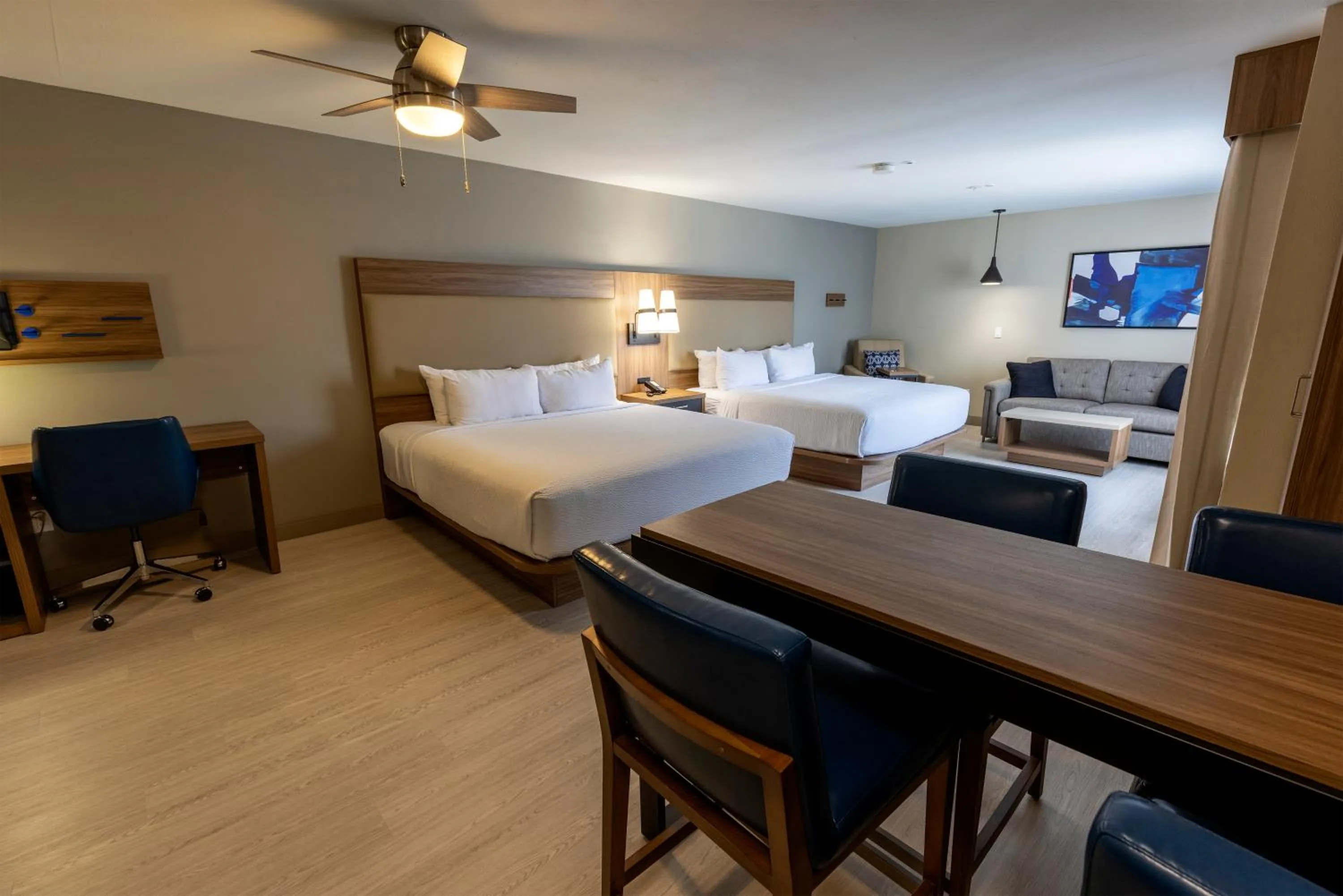 Photo of the whole room, Bed in Sonesta ES Suites Lafayette Airport
