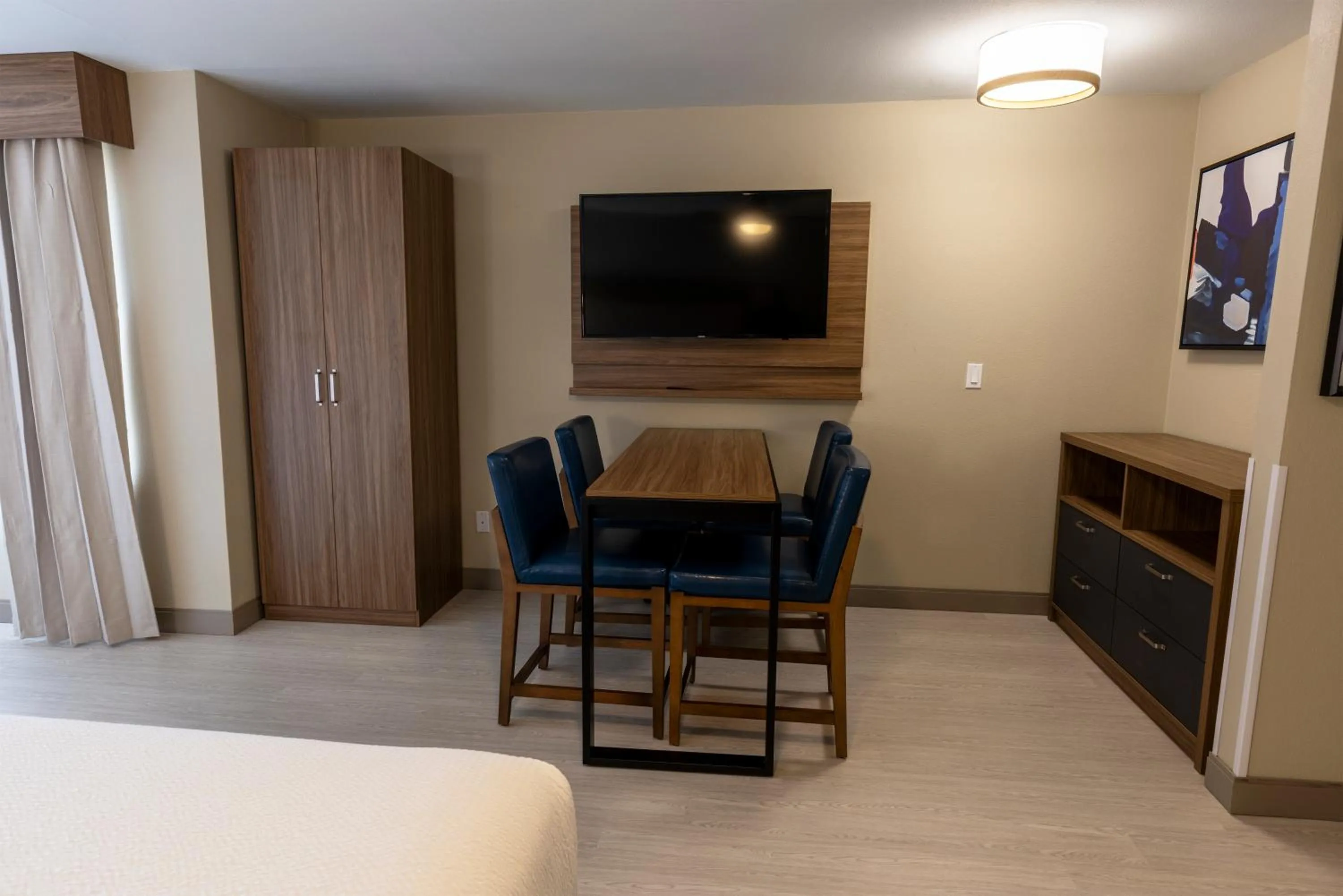 TV and multimedia in Sonesta ES Suites Lafayette Airport