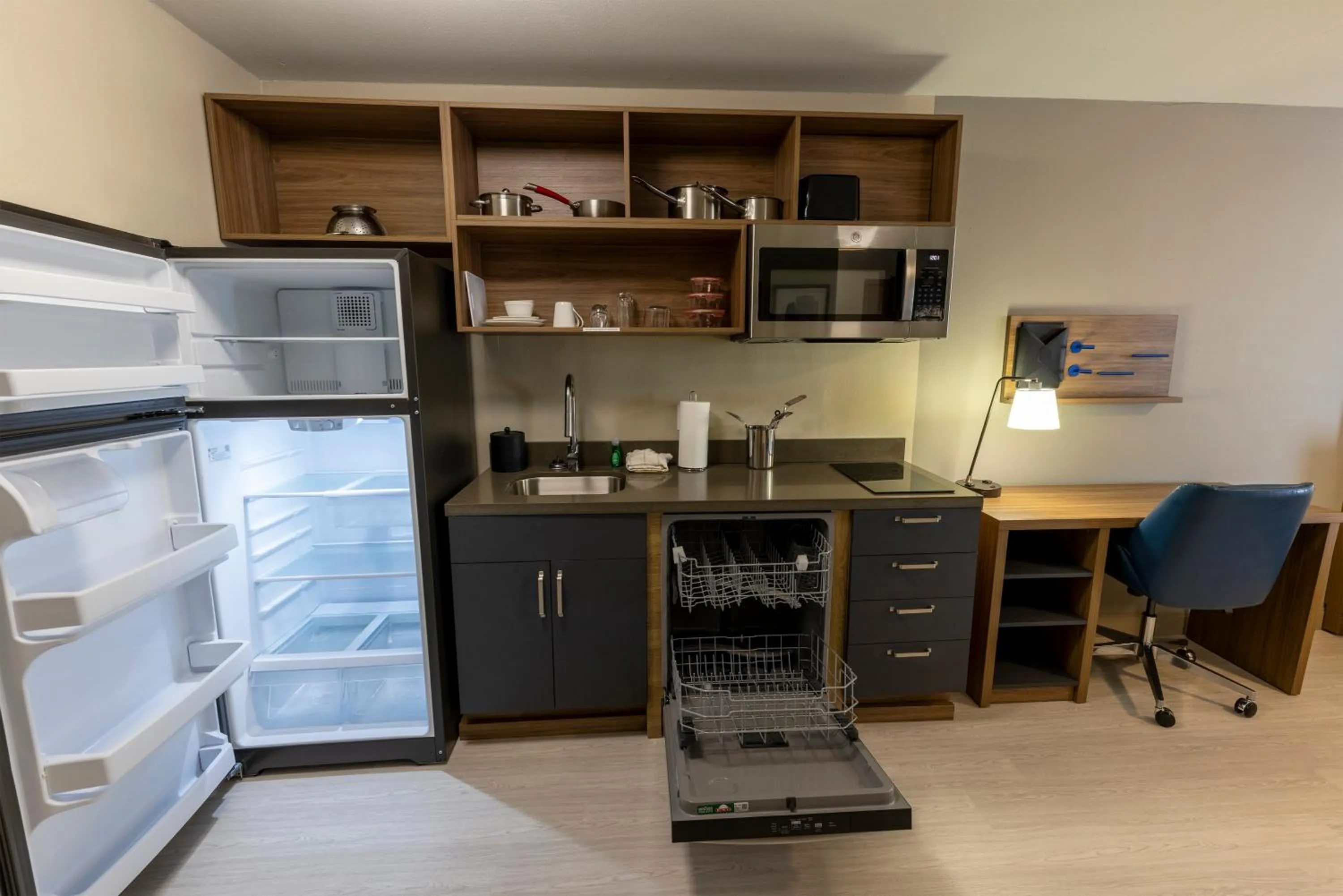 Kitchen or kitchenette in Sonesta ES Suites Lafayette Airport